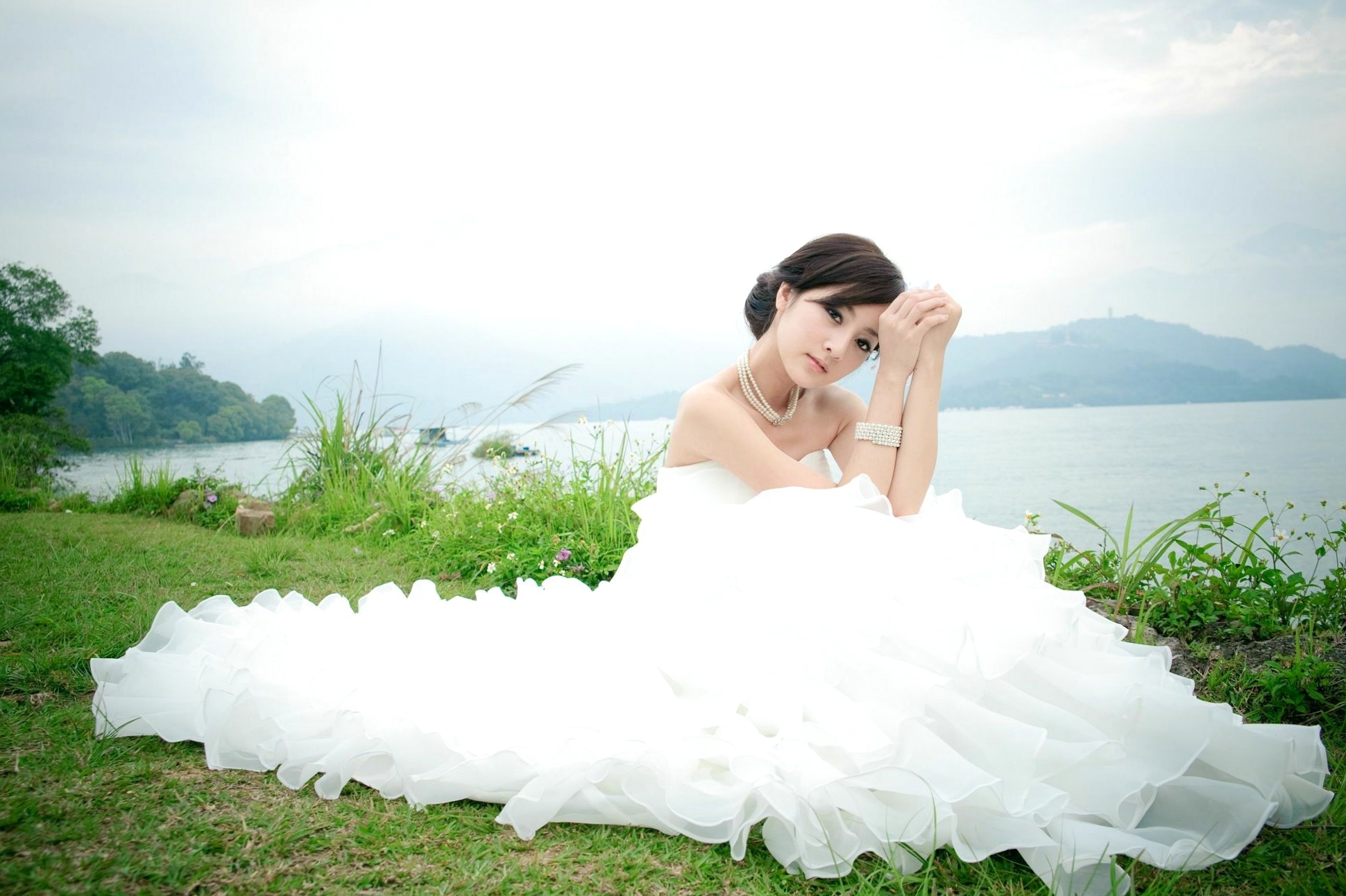Gallery - 台湾正妹张凯洁/张允霏《日月潭+纸教堂(婚纱)》纯白婚纱写真，唯美户外大片，气质女神清新脱俗台湾婚纱气质清新女神 女神私房照_秀色女神 - image 30