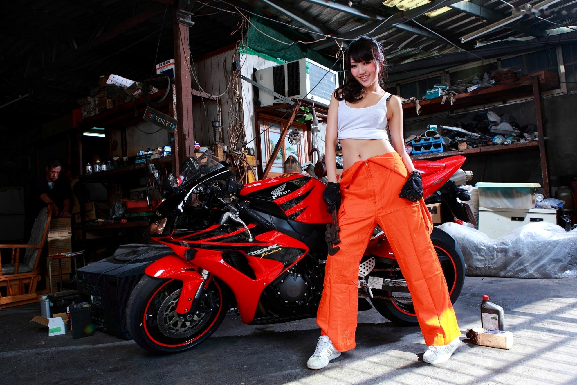 Gallery - 台湾正妹Jill陈玮廷机车街拍主题写真：酷飒御姐户外高清大合集街拍性感台湾气质极品 女神私房照_秀色女神 - image 30