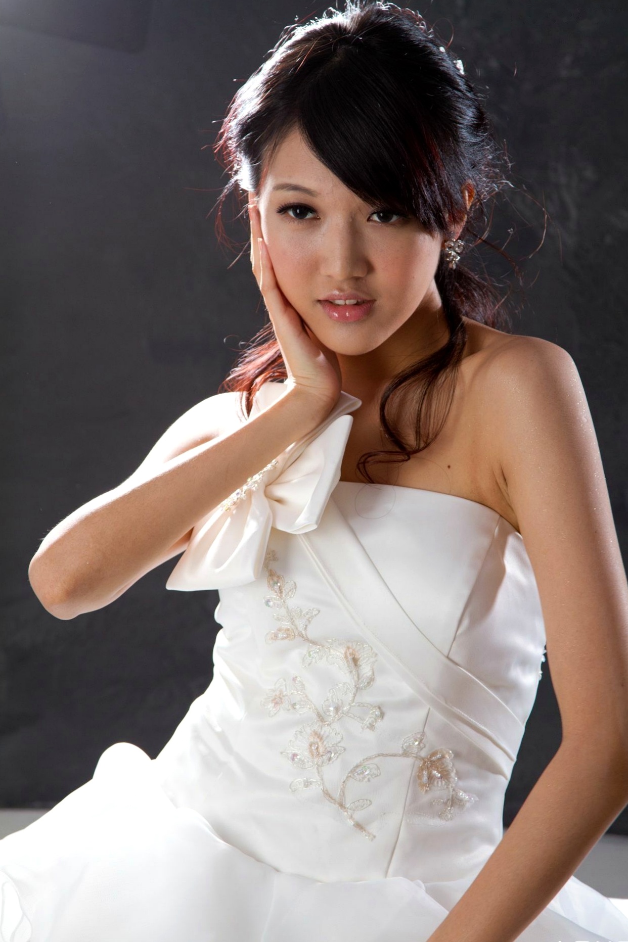 Gallery - 台湾正妹模特 - model陈玮廷Jill纯白婚纱写真，精致礼服尽显古典浪漫优雅气质台湾婚纱气质优雅 女神私房照_秀色女神 - image 1