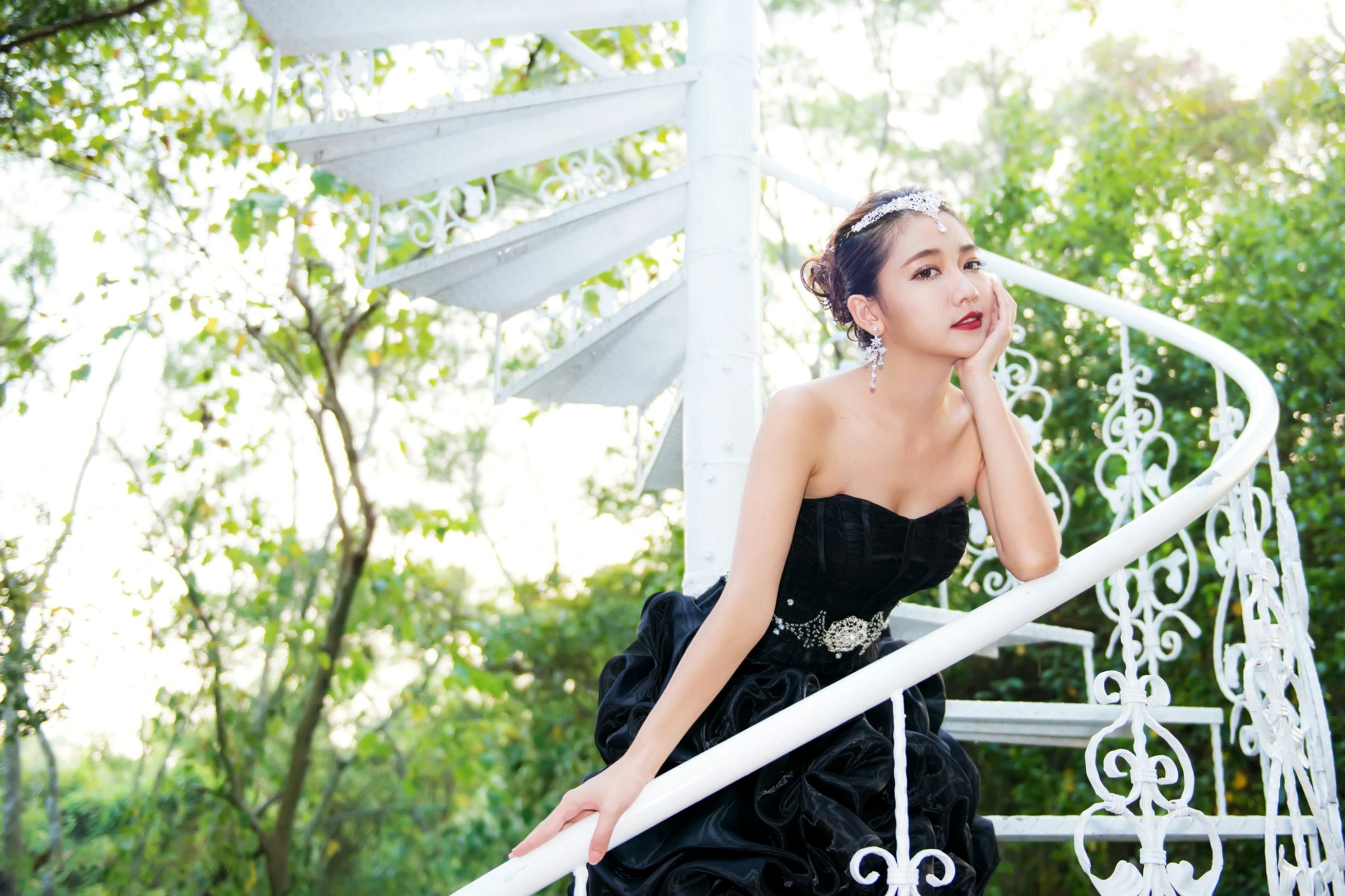 Gallery - 台湾正妹许庆琳/许庆伶私房写真：《绽放的玫瑰》复古红裙名媛与户外旋转阶梯优雅大片台湾气质女神清新私房照 女神私房照_秀色女神 - image 18