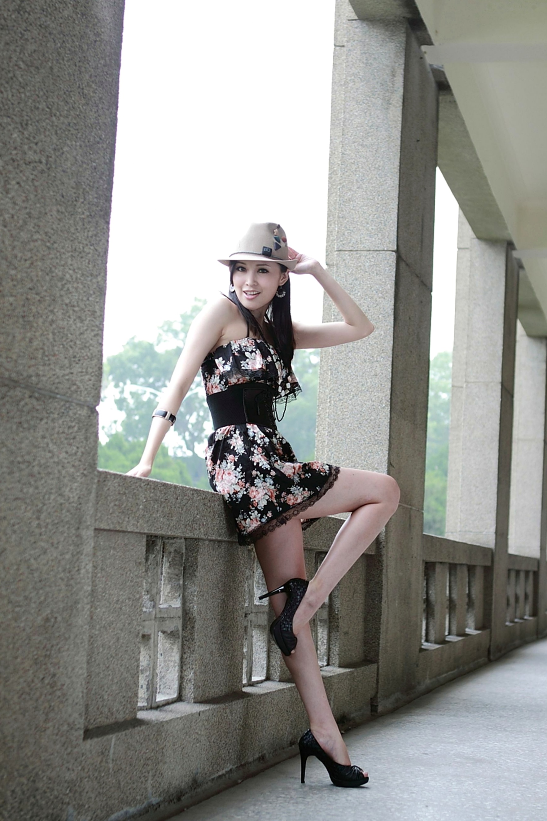 Gallery - 台湾正妹Avy杜可薇时尚碎花连衣裙街拍写真，高挑曲线冷艳气质，户外廊道优雅诱惑，展现修长美腿风采台湾街拍气质冷艳性感 女神私房照_秀色女神 - image 5