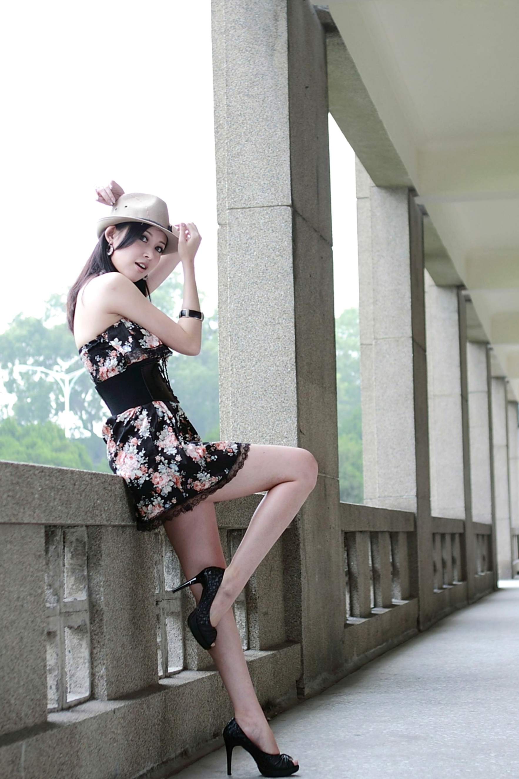 Gallery - 台湾正妹Avy杜可薇时尚碎花连衣裙街拍写真，高挑曲线冷艳气质，户外廊道优雅诱惑，展现修长美腿风采台湾街拍气质冷艳性感 女神私房照_秀色女神 - image 6