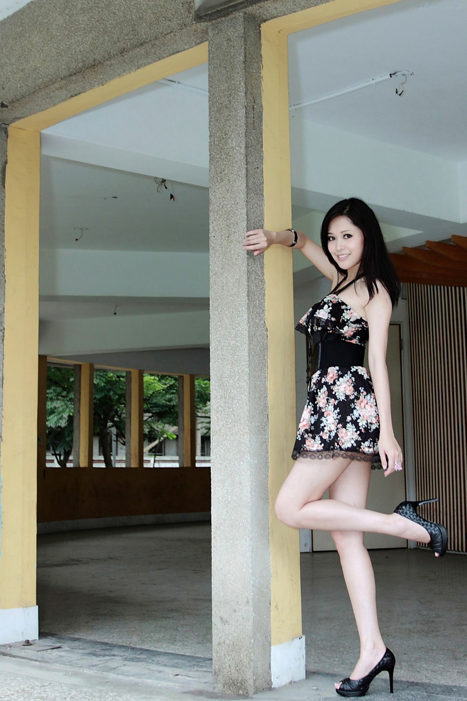 Gallery - 台湾正妹Avy杜可薇时尚碎花连衣裙街拍写真，高挑曲线冷艳气质，户外廊道优雅诱惑，展现修长美腿风采台湾街拍气质冷艳性感 女神私房照_秀色女神 - image 9
