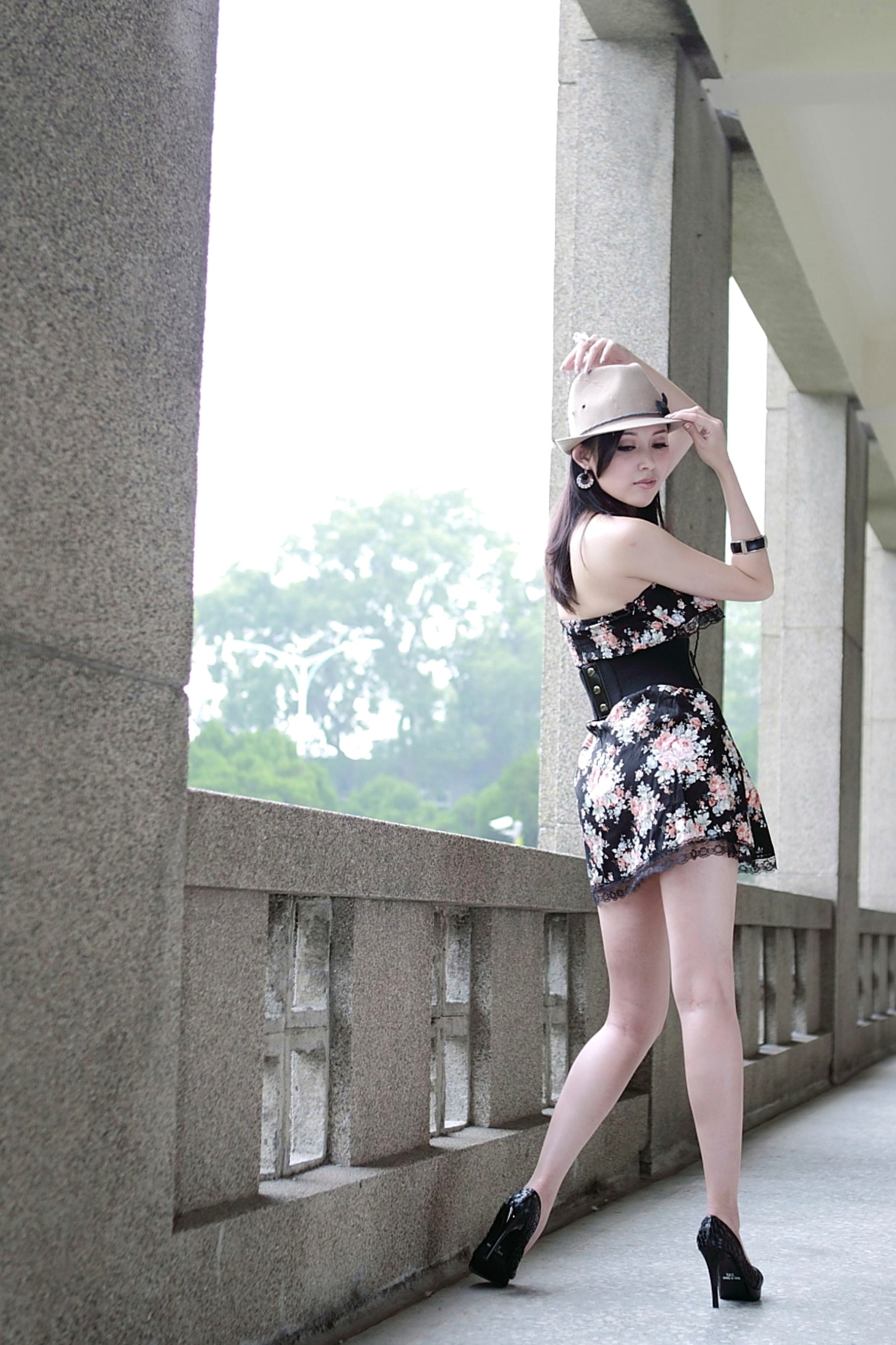 Gallery - 台湾正妹Avy杜可薇时尚碎花连衣裙街拍写真，高挑曲线冷艳气质，户外廊道优雅诱惑，展现修长美腿风采台湾街拍气质冷艳性感 女神私房照_秀色女神 - image 14