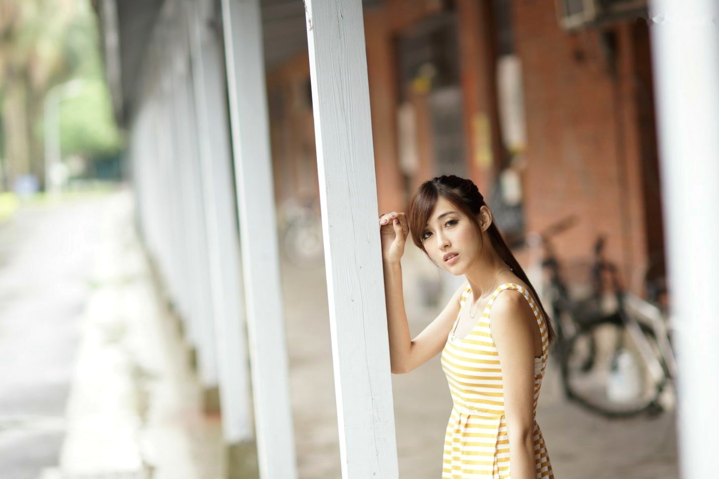 台湾正妹Kila晶晶/金允乔校园美拍：清新纯美针织衫户外写真系列图片