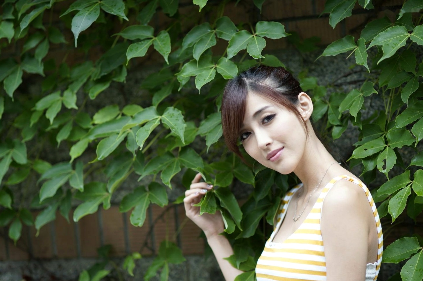 台湾正妹Kila晶晶/金允乔校园美拍：清新纯美针织衫户外写真系列图片