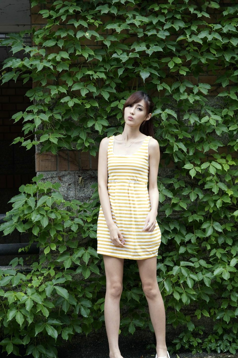 台湾正妹Kila晶晶/金允乔校园美拍：清新纯美针织衫户外写真系列图片