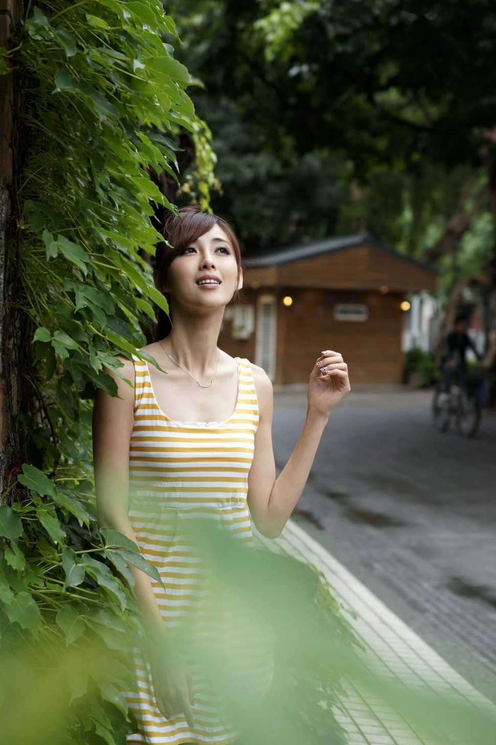 台湾正妹Kila晶晶/金允乔校园美拍：清新纯美针织衫户外写真系列图片