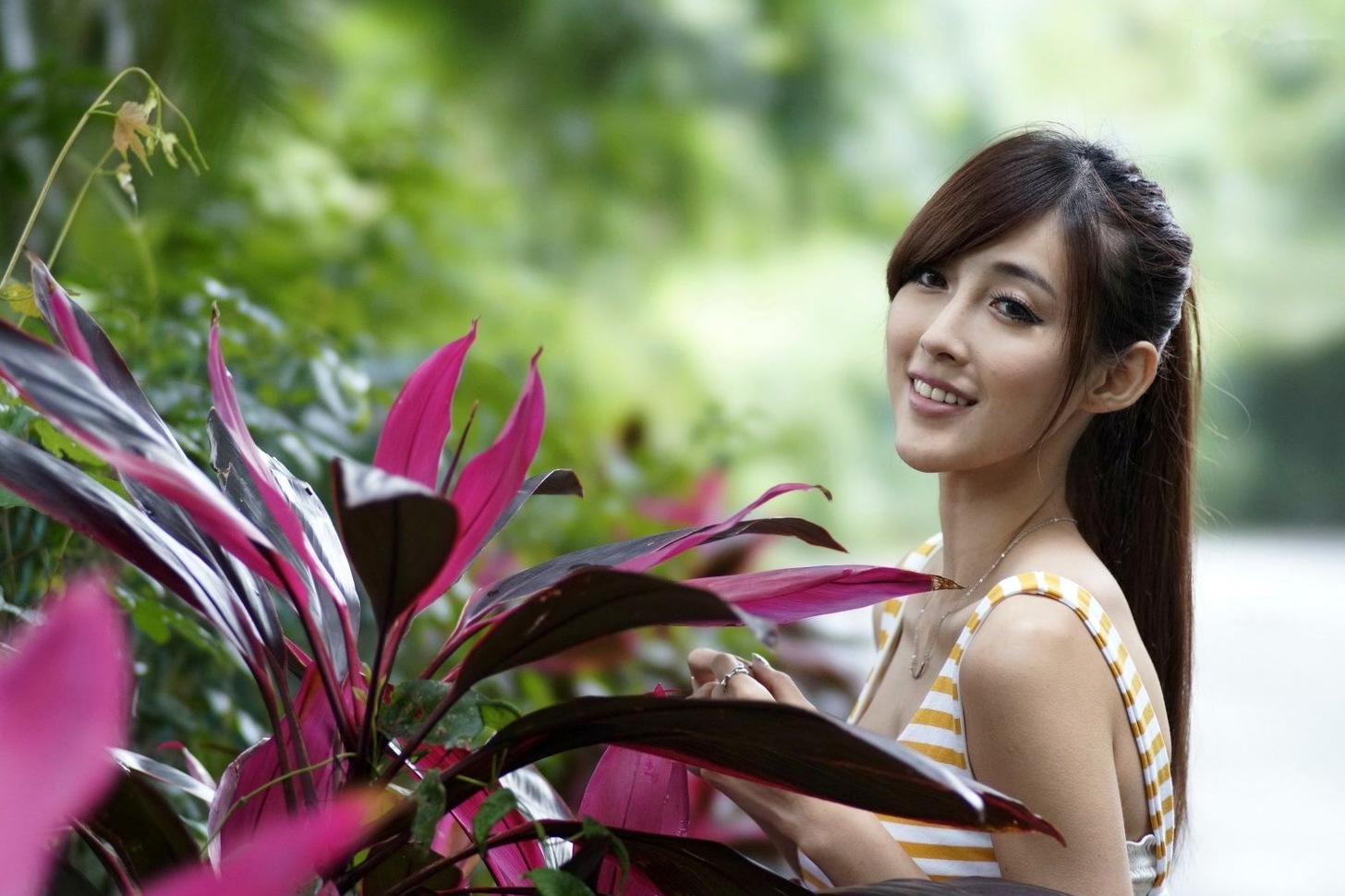 台湾正妹Kila晶晶/金允乔校园美拍：清新纯美针织衫户外写真系列图片