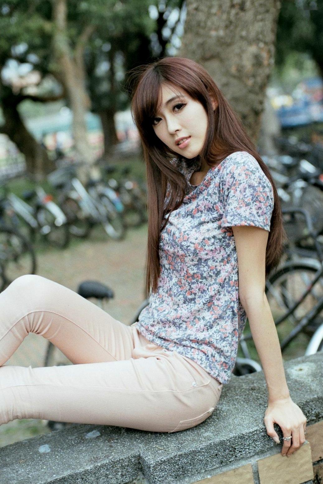 台湾正妹Kila晶晶/金允乔校园美拍：清新纯美针织衫户外写真系列图片