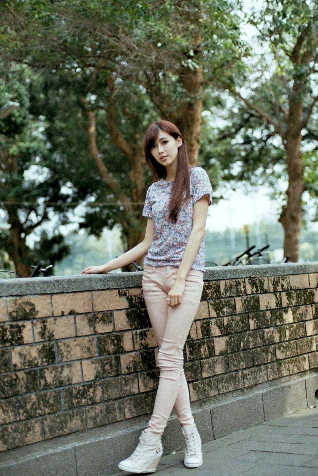 台湾正妹Kila晶晶/金允乔校园美拍：清新纯美针织衫户外写真系列图片