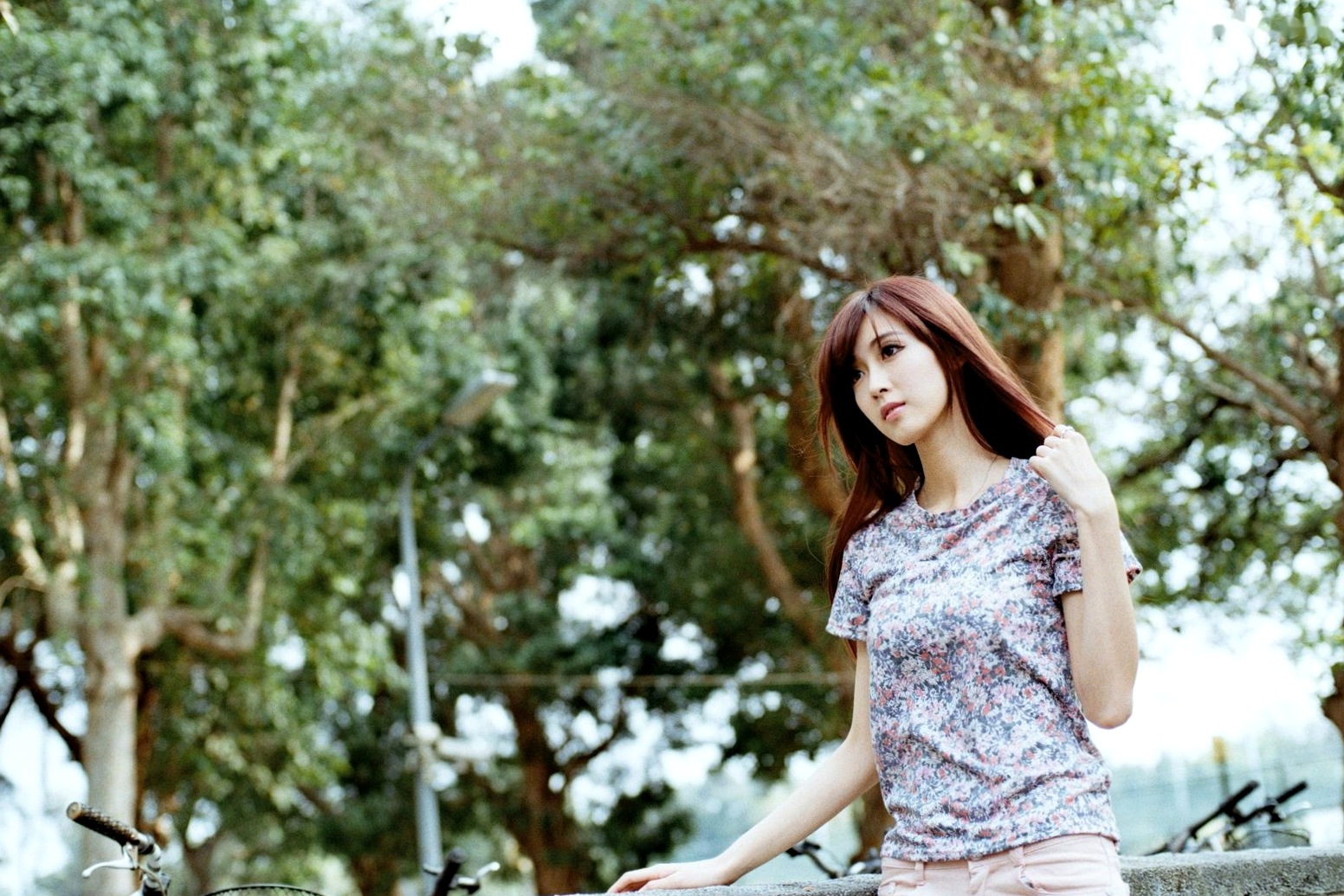 台湾正妹Kila晶晶/金允乔校园美拍：清新纯美针织衫户外写真系列图片
