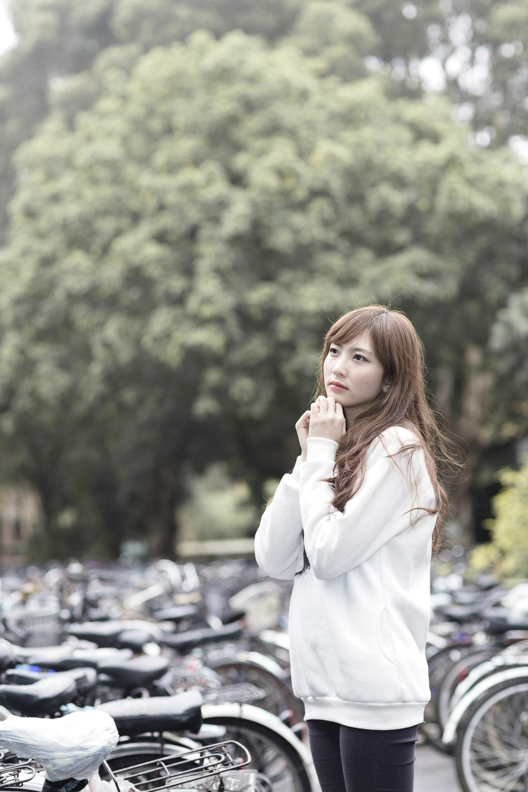 台湾正妹艾薇《台大外拍》清新校园生活写真，治愈系甜美邻家女孩户外花径美拍