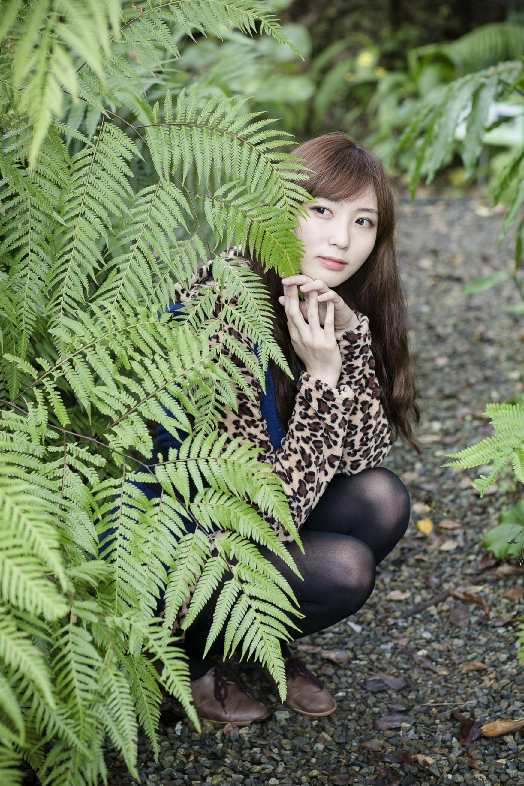 台湾正妹艾薇《台大外拍》清新校园生活写真，治愈系甜美邻家女孩户外花径美拍