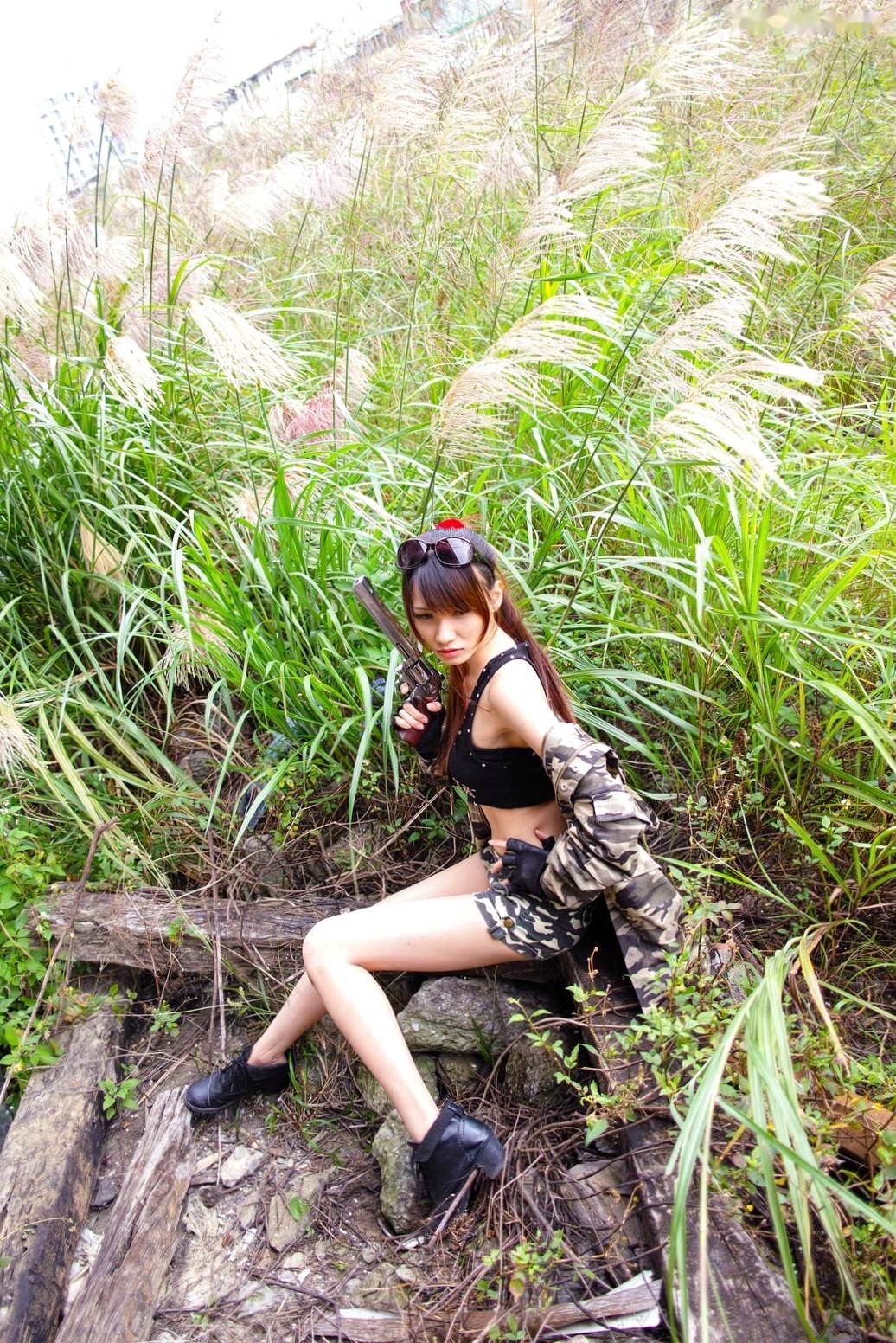 Gallery - 台湾正妹蔡译心Candice《南港废墟外拍》：野性战术风写真，冷艳长腿尽显飒爽魅力台湾户外美腿冷艳角色扮演 女神私房照_秀色女神 - image 1