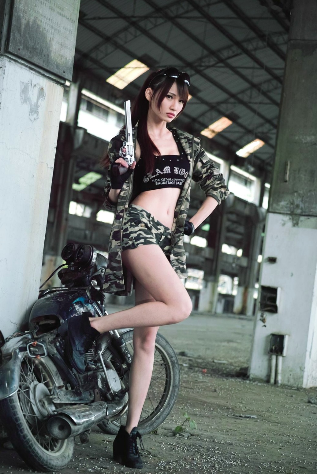 Gallery - 台湾正妹蔡译心Candice《南港废墟外拍》：野性战术风写真，冷艳长腿尽显飒爽魅力台湾户外美腿冷艳角色扮演 女神私房照_秀色女神 - image 3