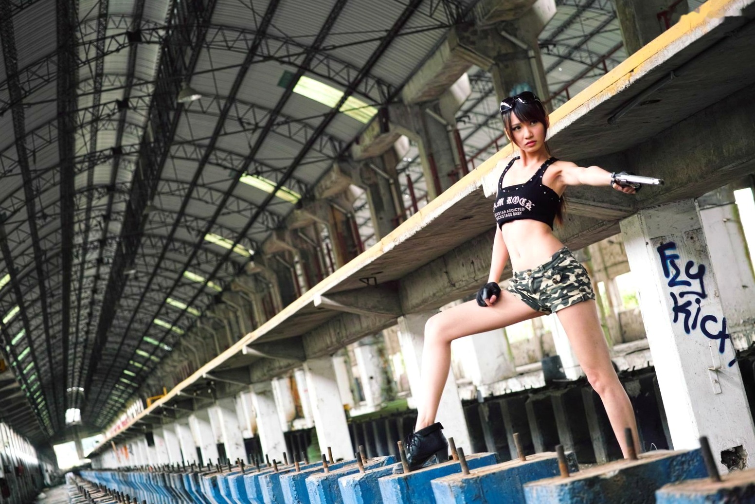 Gallery - 台湾正妹蔡译心Candice《南港废墟外拍》：野性战术风写真，冷艳长腿尽显飒爽魅力台湾户外美腿冷艳角色扮演 女神私房照_秀色女神 - image 7