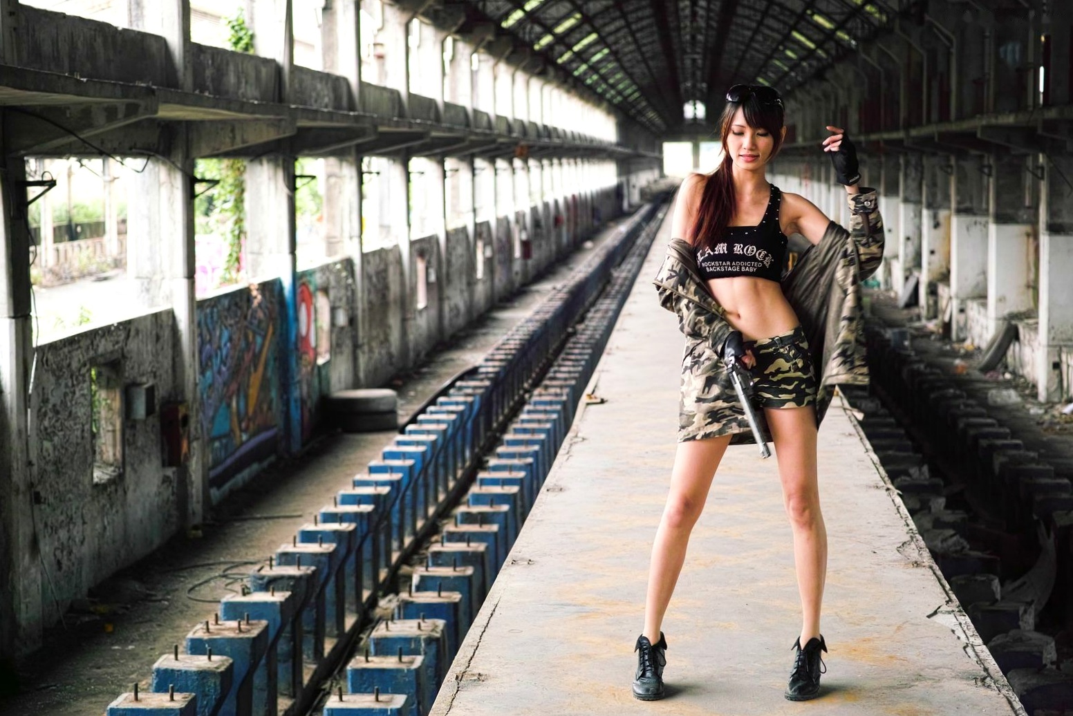 Gallery - 台湾正妹蔡译心Candice《南港废墟外拍》：野性战术风写真，冷艳长腿尽显飒爽魅力台湾户外美腿冷艳角色扮演 女神私房照_秀色女神 - image 19