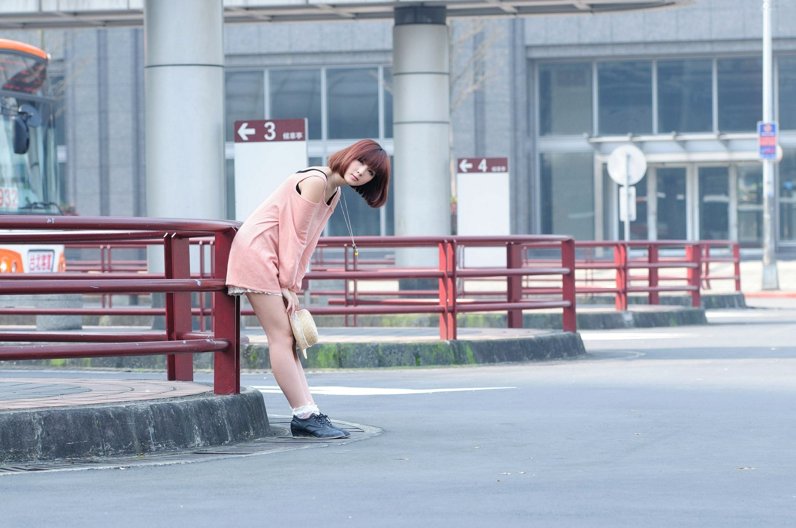 Gallery - 台湾短发美女小猪patty清新校园风写真，窗畔阳光下的文艺少女居家感街拍套图台湾清新街拍美腿治愈系 女神私房照_秀色女神 - image 9