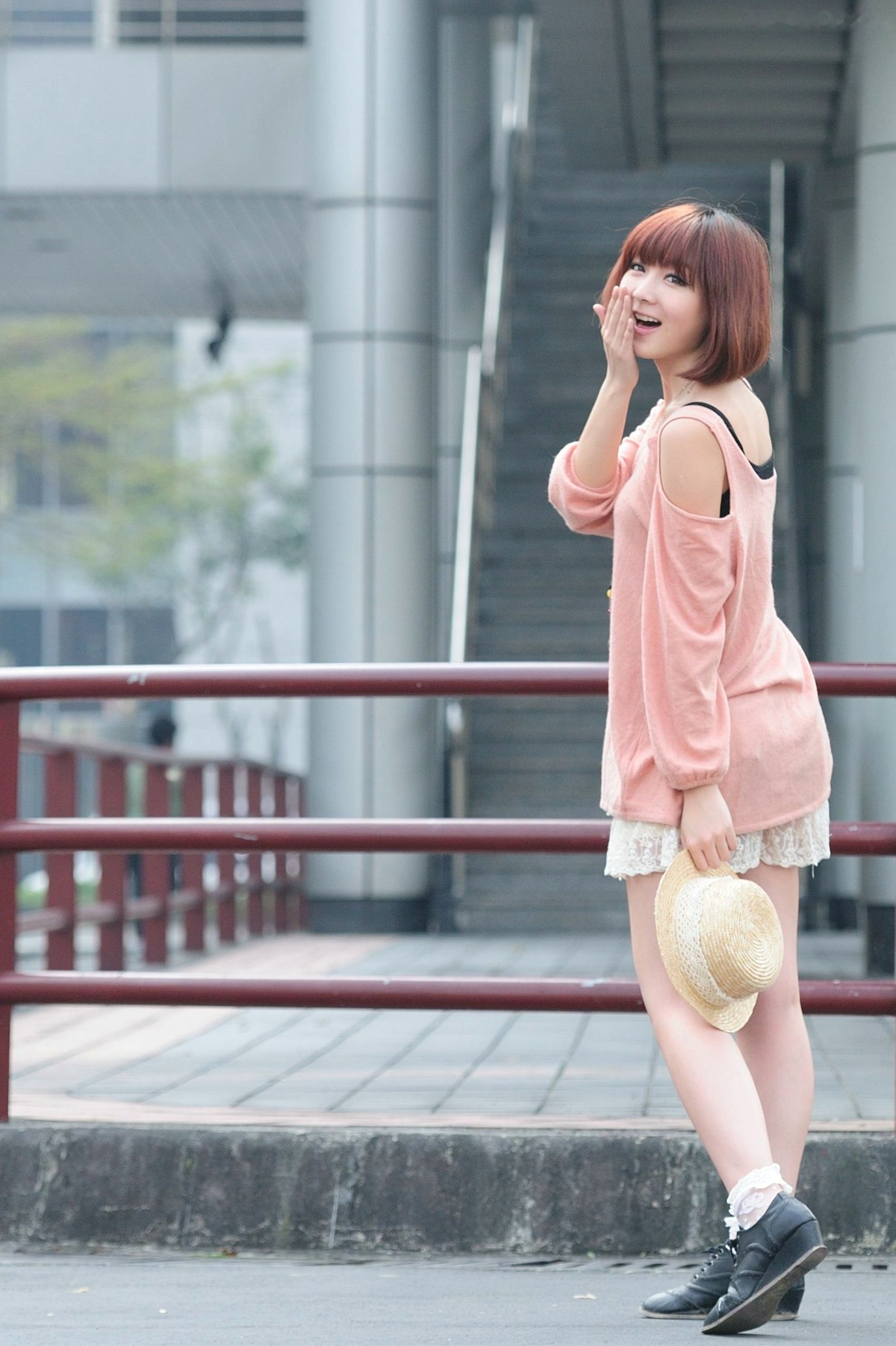 Gallery - 台湾短发美女小猪patty清新校园风写真，窗畔阳光下的文艺少女居家感街拍套图台湾清新街拍美腿治愈系 女神私房照_秀色女神 - image 12