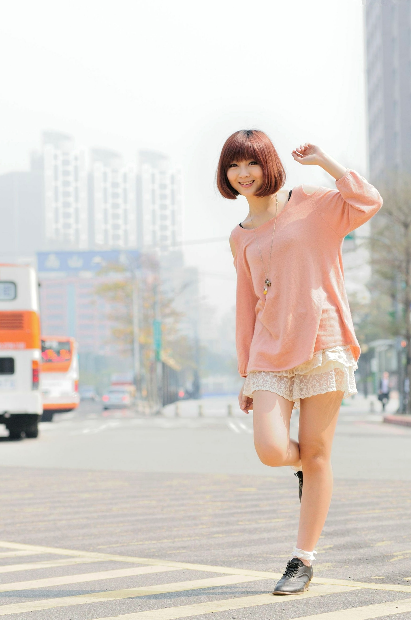 Gallery - 台湾短发美女小猪patty清新校园风写真，窗畔阳光下的文艺少女居家感街拍套图台湾清新街拍美腿治愈系 女神私房照_秀色女神 - image 14