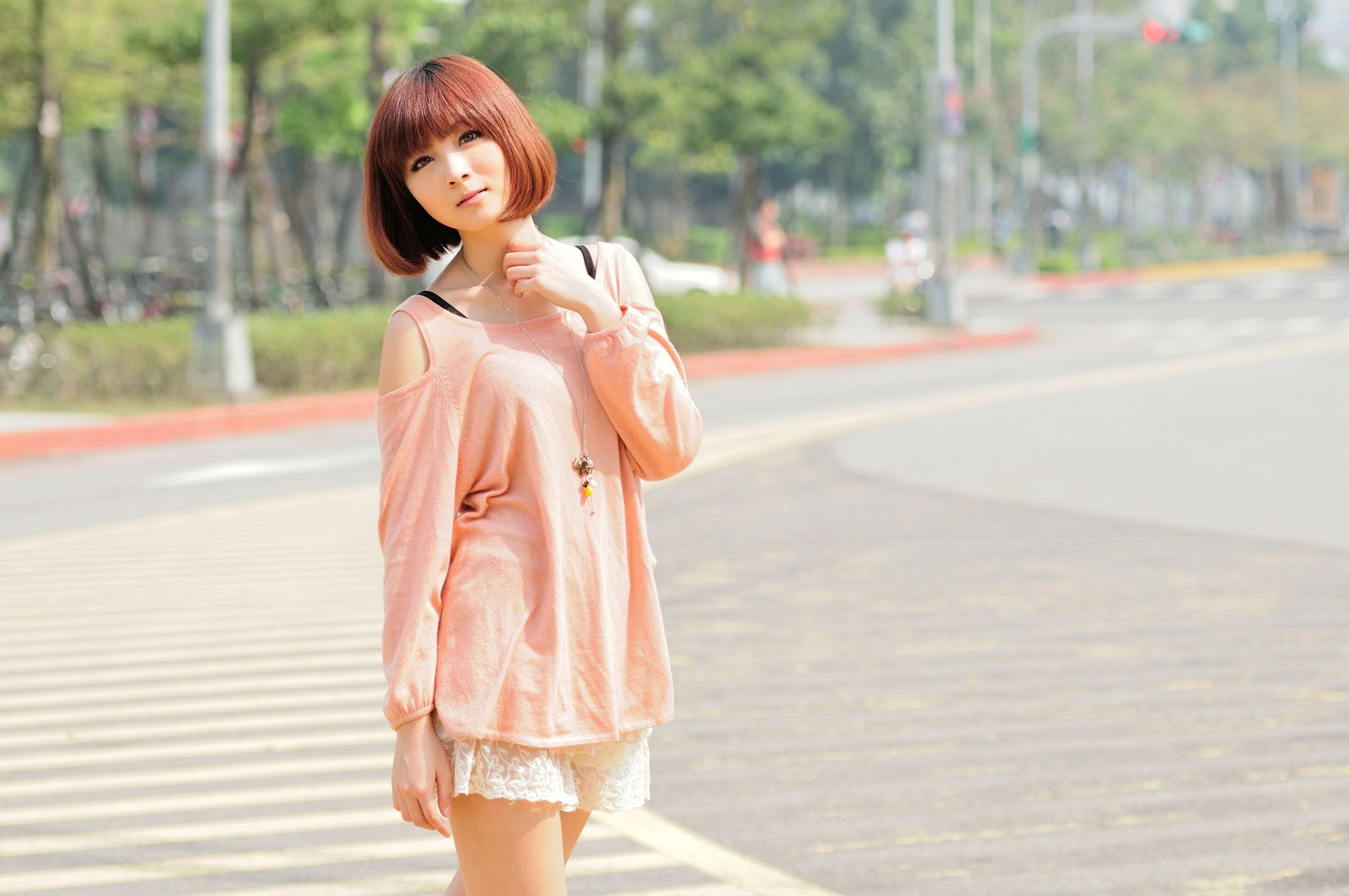 Gallery - 台湾短发美女小猪patty清新校园风写真，窗畔阳光下的文艺少女居家感街拍套图台湾清新街拍美腿治愈系 女神私房照_秀色女神 - image 15