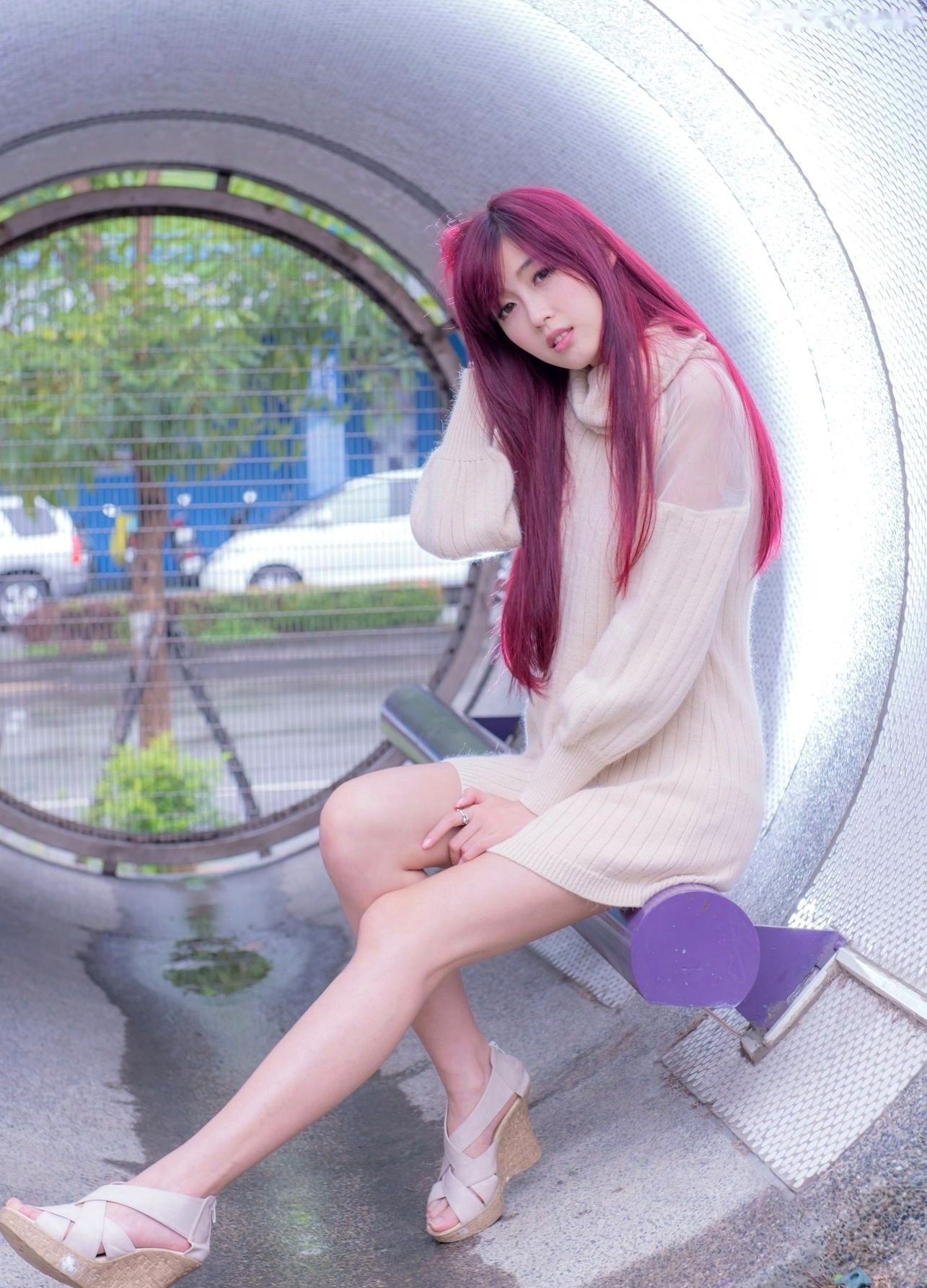 台湾正妹Kila晶晶廖挺伶户外街拍写真，暖系米白针织衫搭配红发，清纯甜美治愈系风格