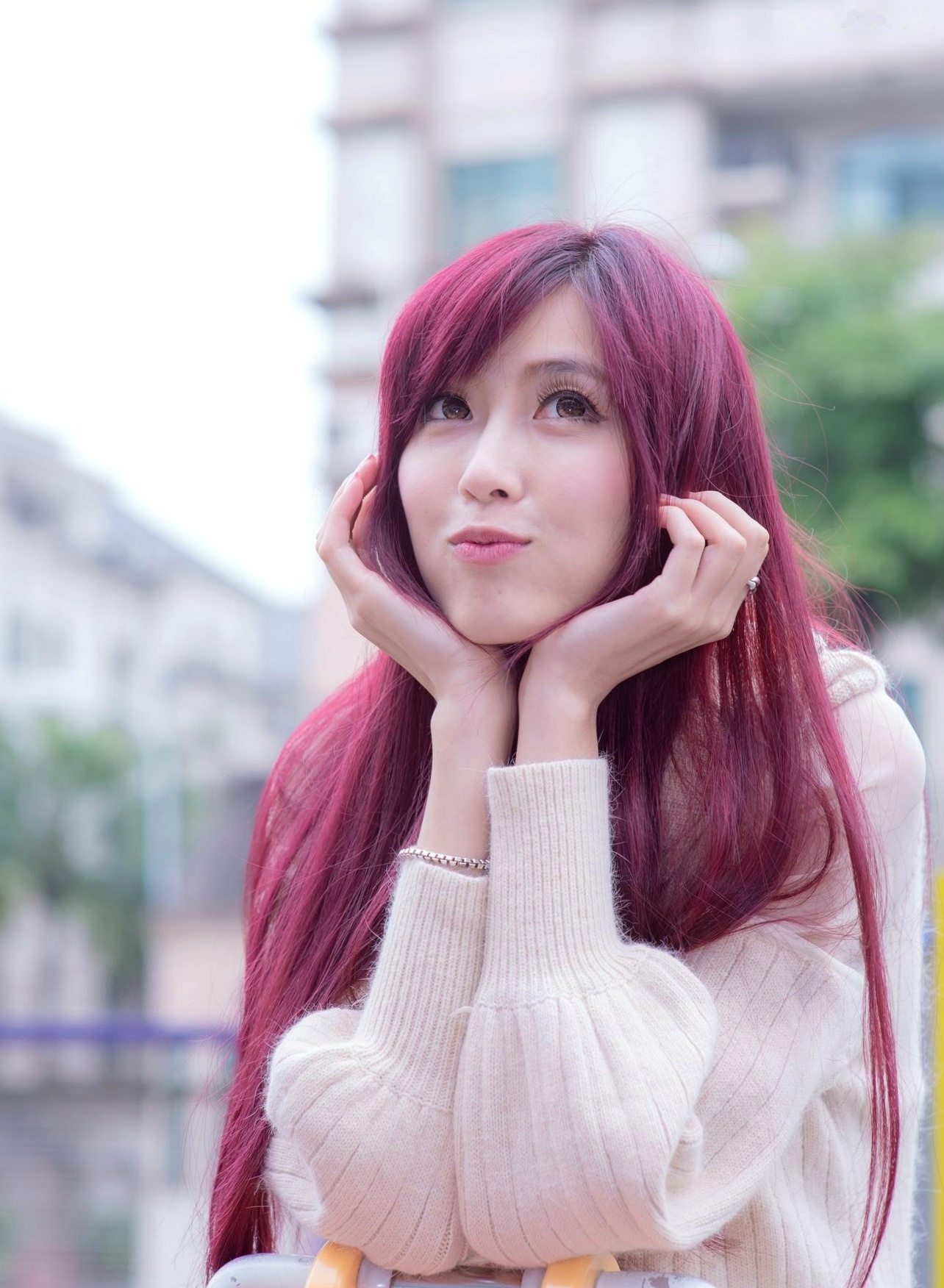 台湾正妹Kila晶晶廖挺伶户外街拍写真，暖系米白针织衫搭配红发，清纯甜美治愈系风格