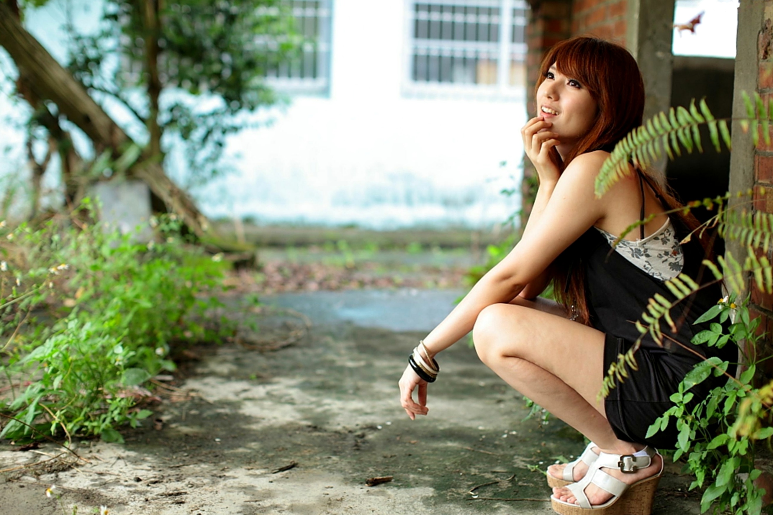 台湾美女小静《农场初夏田园风光》清新私房写真集，古旧建筑背景下的文艺气质美女，初夏田野间的治愈系视觉盛宴