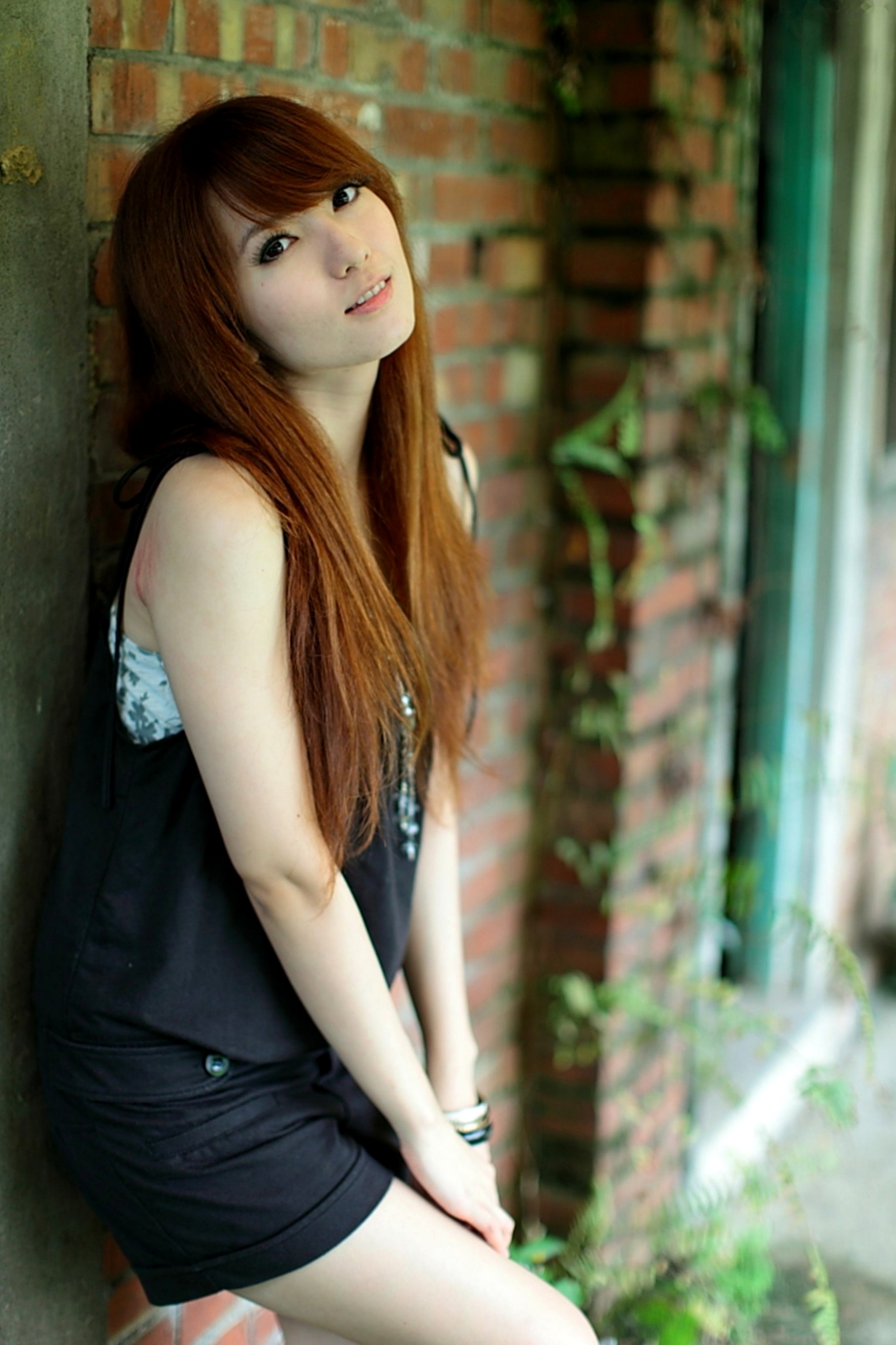 台湾美女小静《农场初夏田园风光》清新私房写真集，古旧建筑背景下的文艺气质美女，初夏田野间的治愈系视觉盛宴