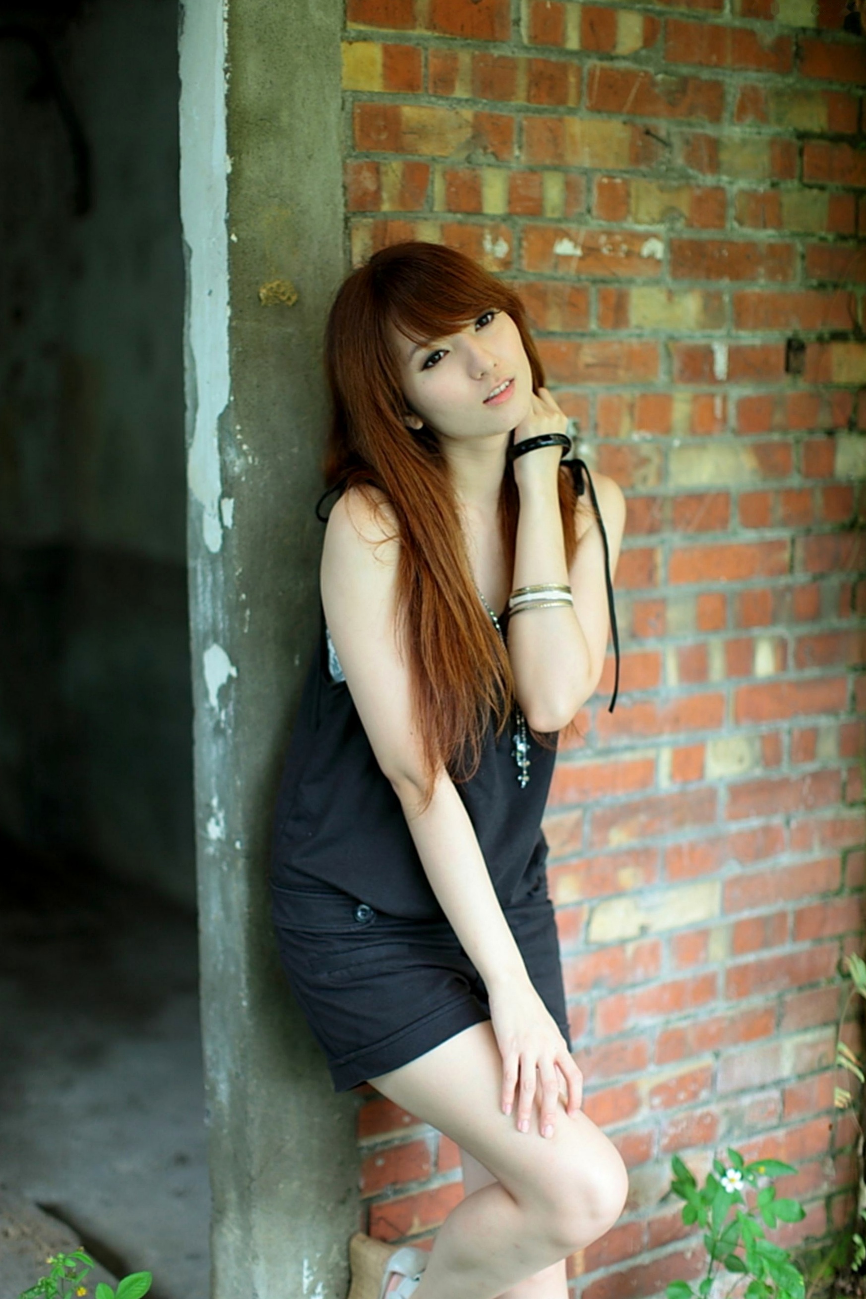 台湾美女小静《农场初夏田园风光》清新私房写真集，古旧建筑背景下的文艺气质美女，初夏田野间的治愈系视觉盛宴
