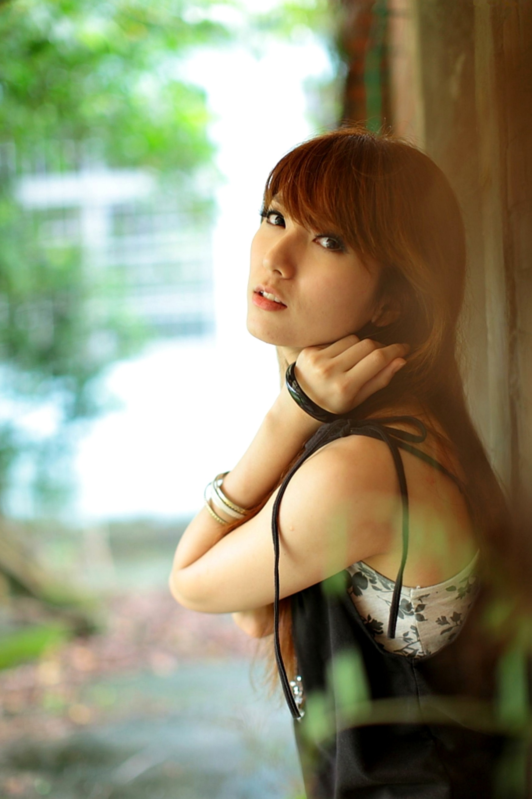 台湾美女小静《农场初夏田园风光》清新私房写真集，古旧建筑背景下的文艺气质美女，初夏田野间的治愈系视觉盛宴