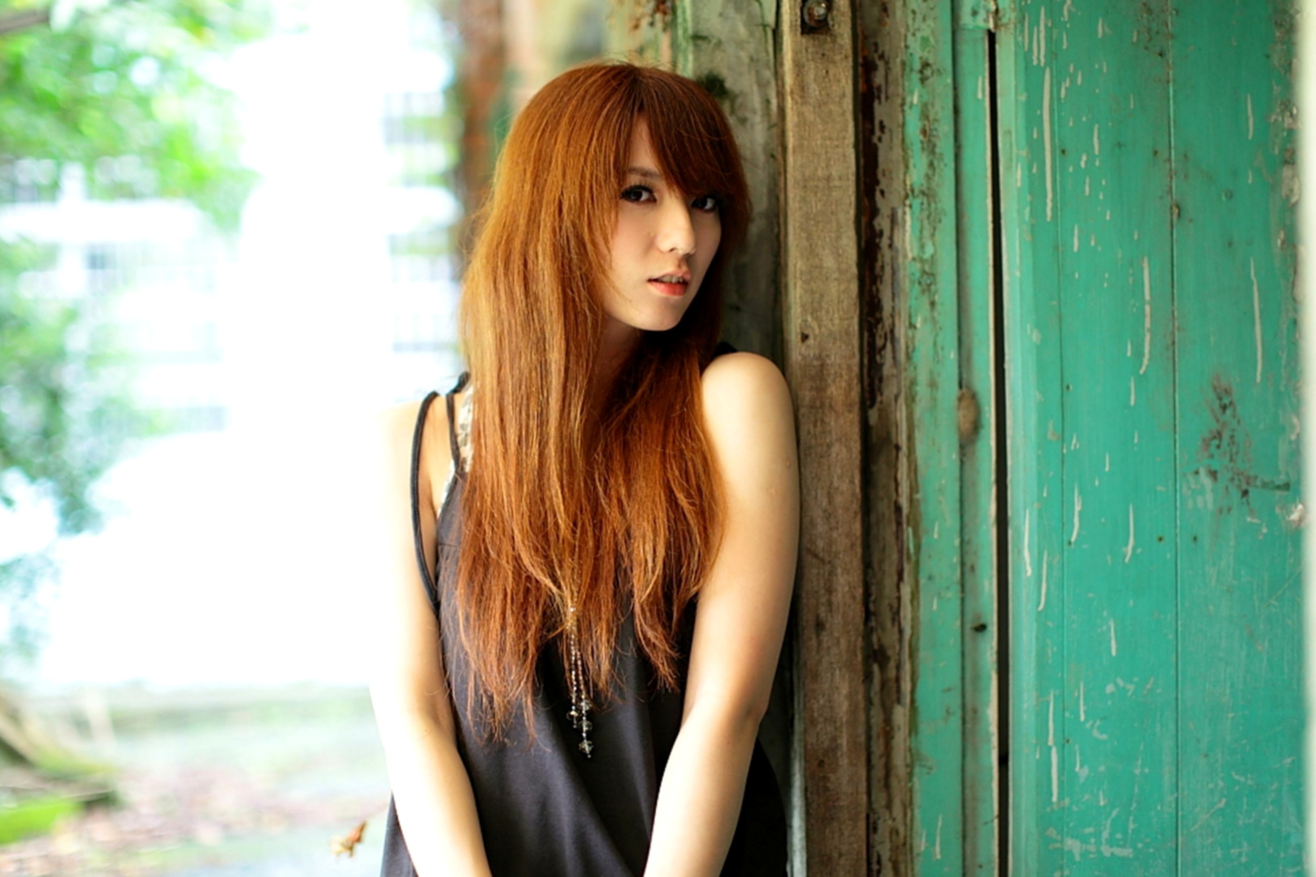 台湾美女小静《农场初夏田园风光》清新私房写真集，古旧建筑背景下的文艺气质美女，初夏田野间的治愈系视觉盛宴