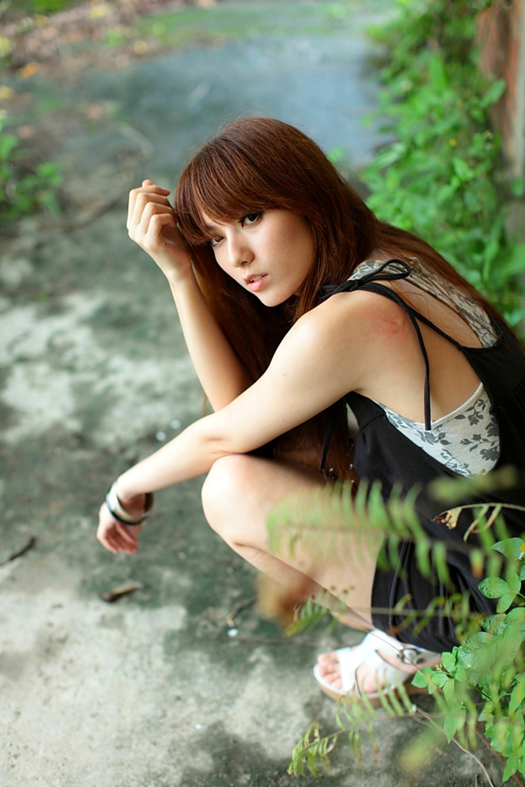 台湾美女小静《农场初夏田园风光》清新私房写真集，古旧建筑背景下的文艺气质美女，初夏田野间的治愈系视觉盛宴