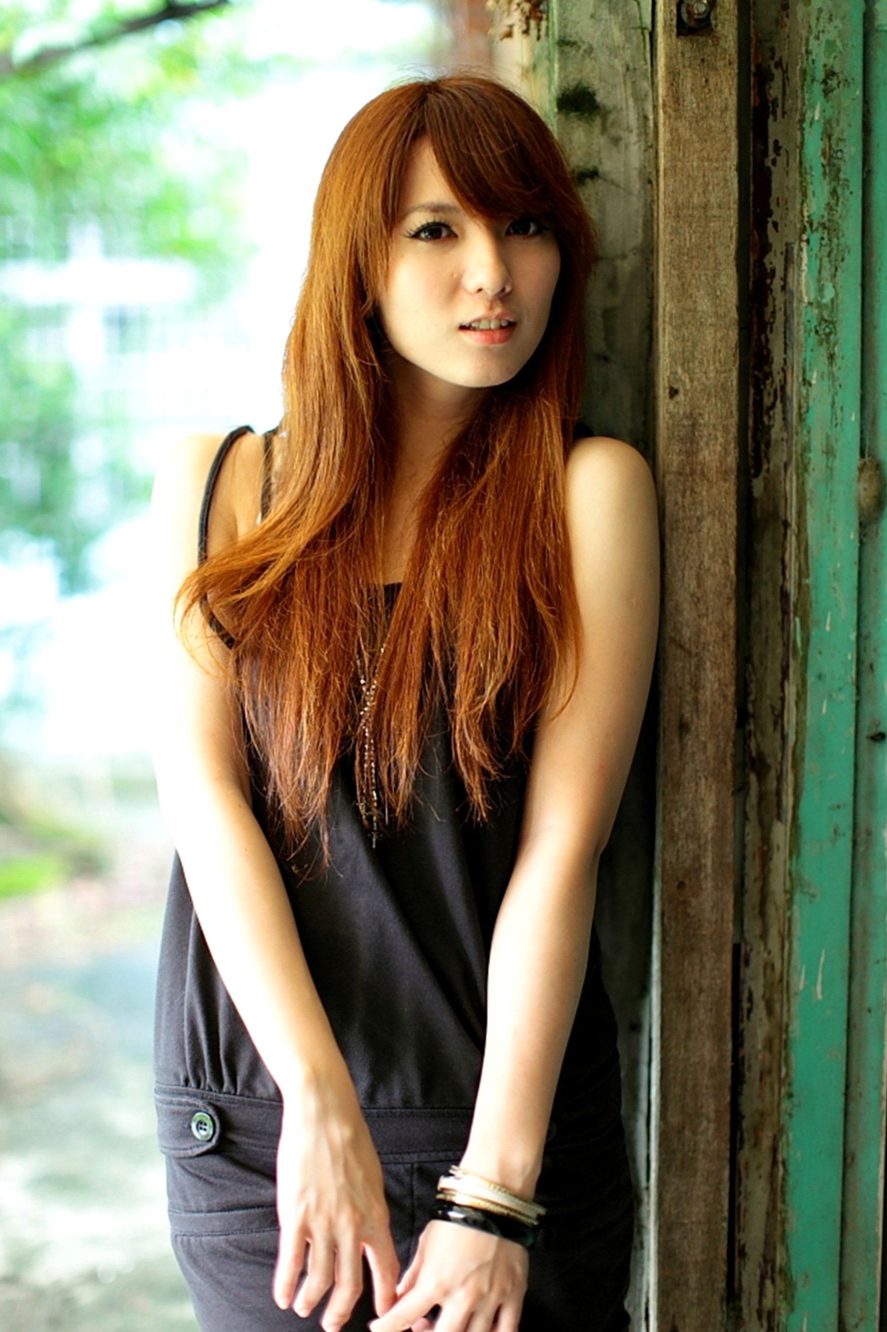 台湾美女小静《农场初夏田园风光》清新私房写真集，古旧建筑背景下的文艺气质美女，初夏田野间的治愈系视觉盛宴