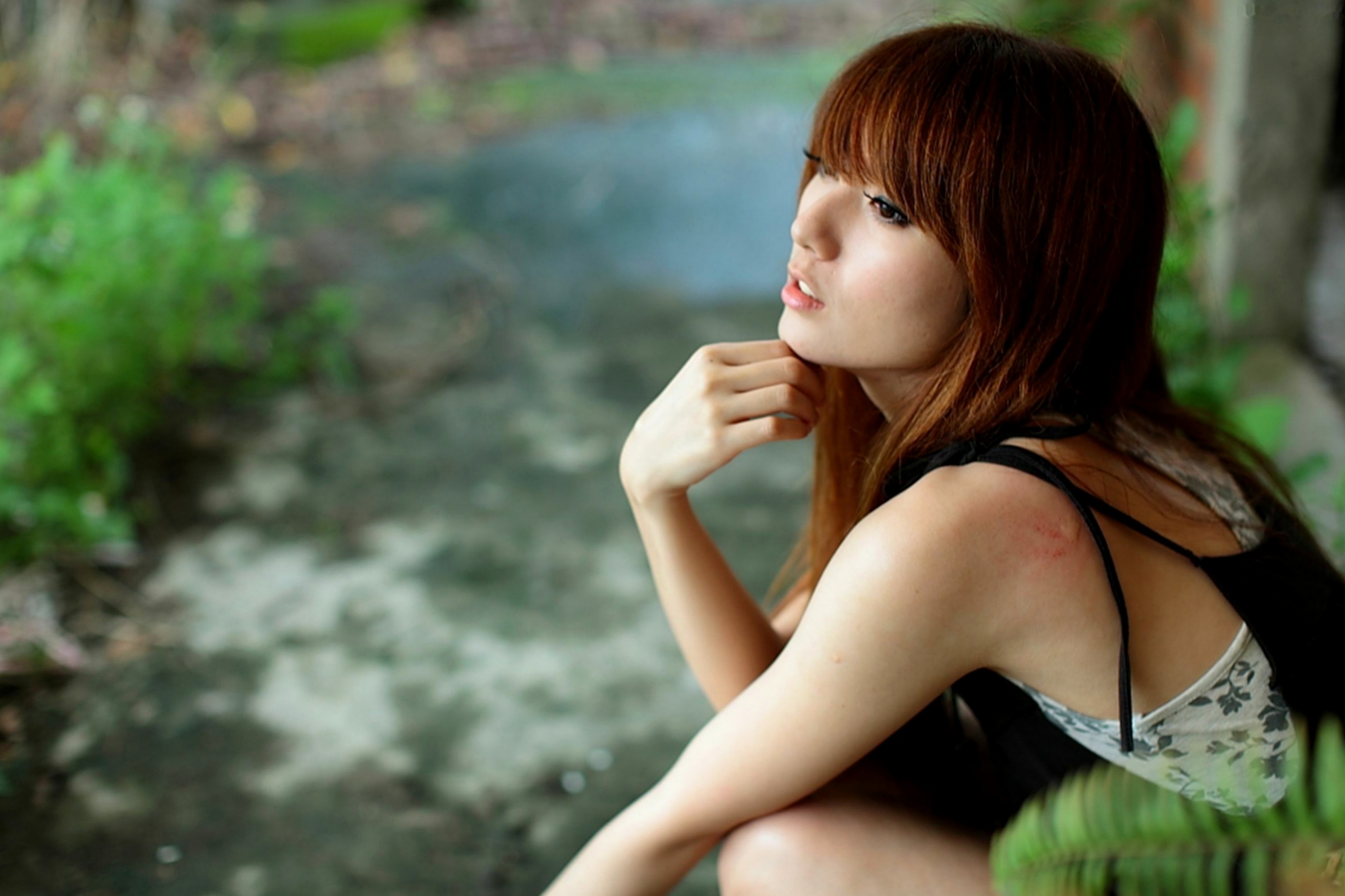 台湾美女小静《农场初夏田园风光》清新私房写真集，古旧建筑背景下的文艺气质美女，初夏田野间的治愈系视觉盛宴