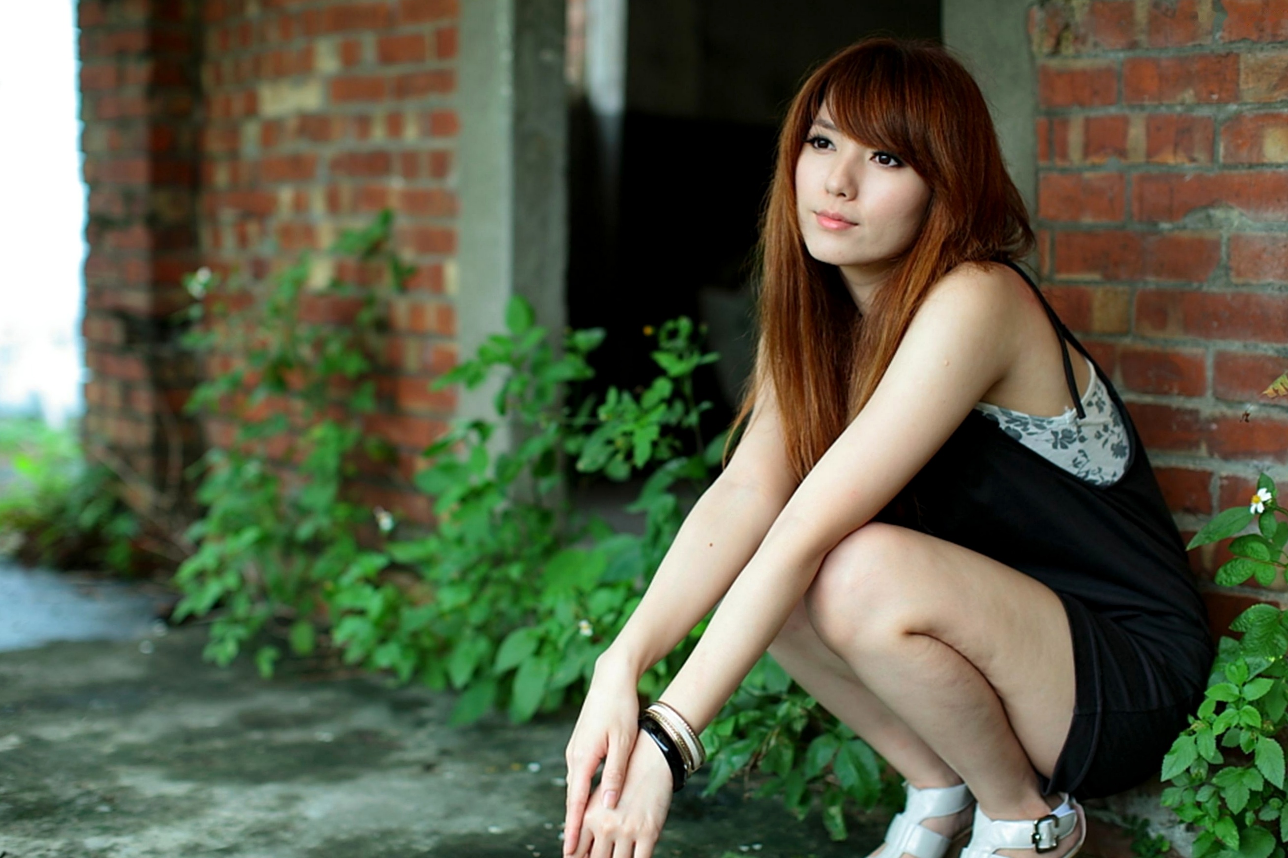台湾美女小静《农场初夏田园风光》清新私房写真集，古旧建筑背景下的文艺气质美女，初夏田野间的治愈系视觉盛宴