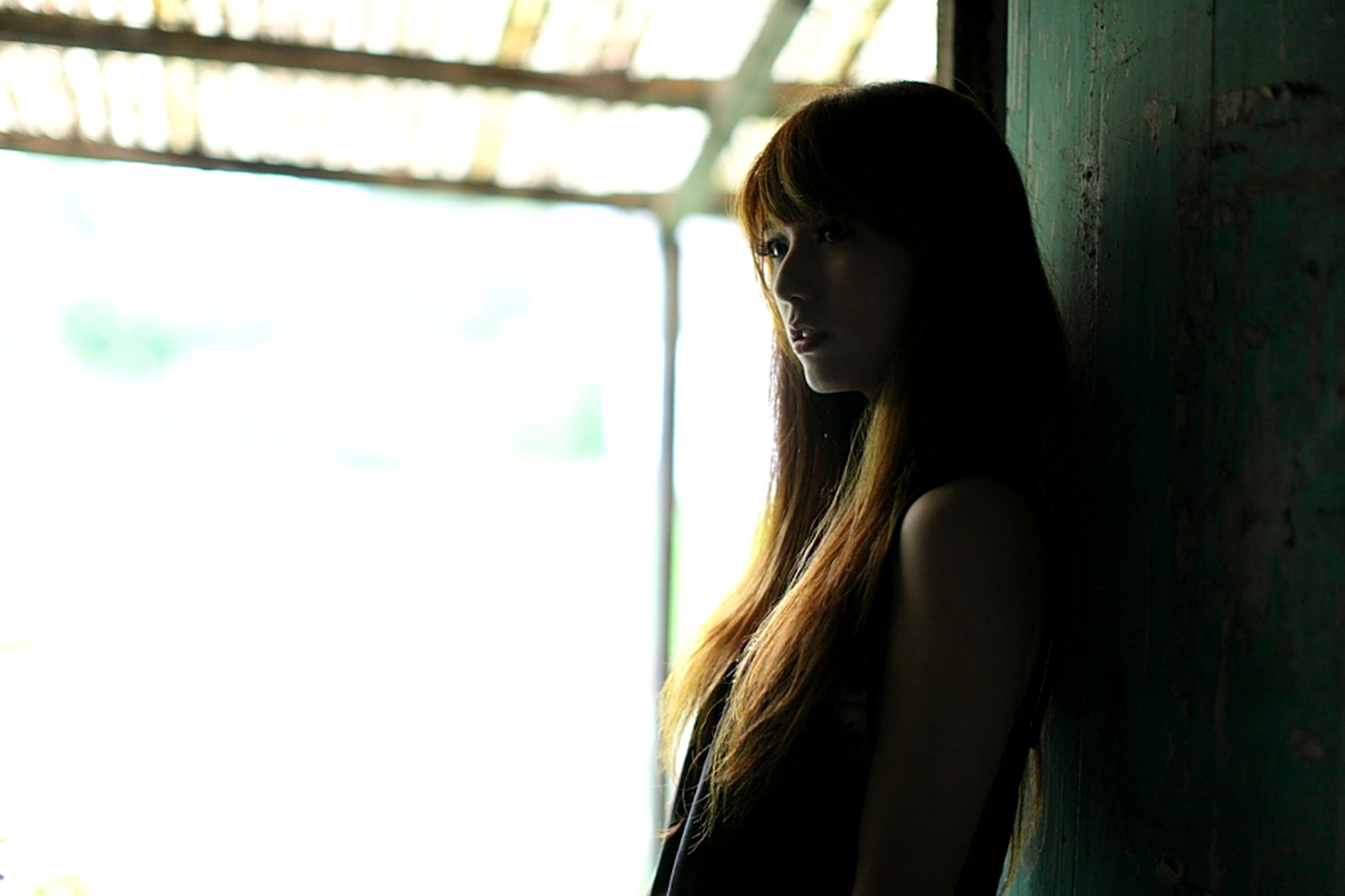 台湾美女小静《农场初夏田园风光》清新私房写真集，古旧建筑背景下的文艺气质美女，初夏田野间的治愈系视觉盛宴