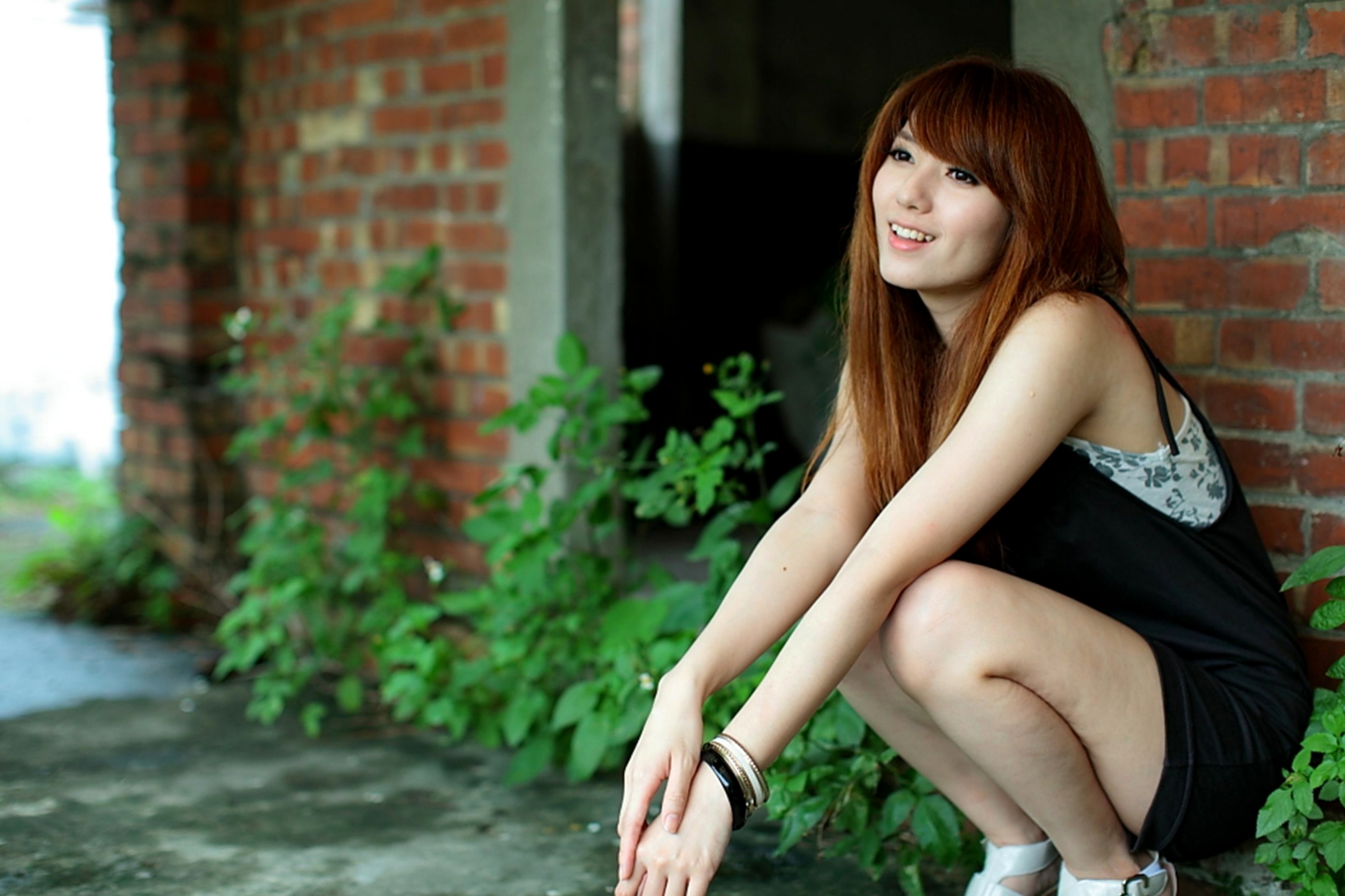 台湾美女小静《农场初夏田园风光》清新私房写真集，古旧建筑背景下的文艺气质美女，初夏田野间的治愈系视觉盛宴