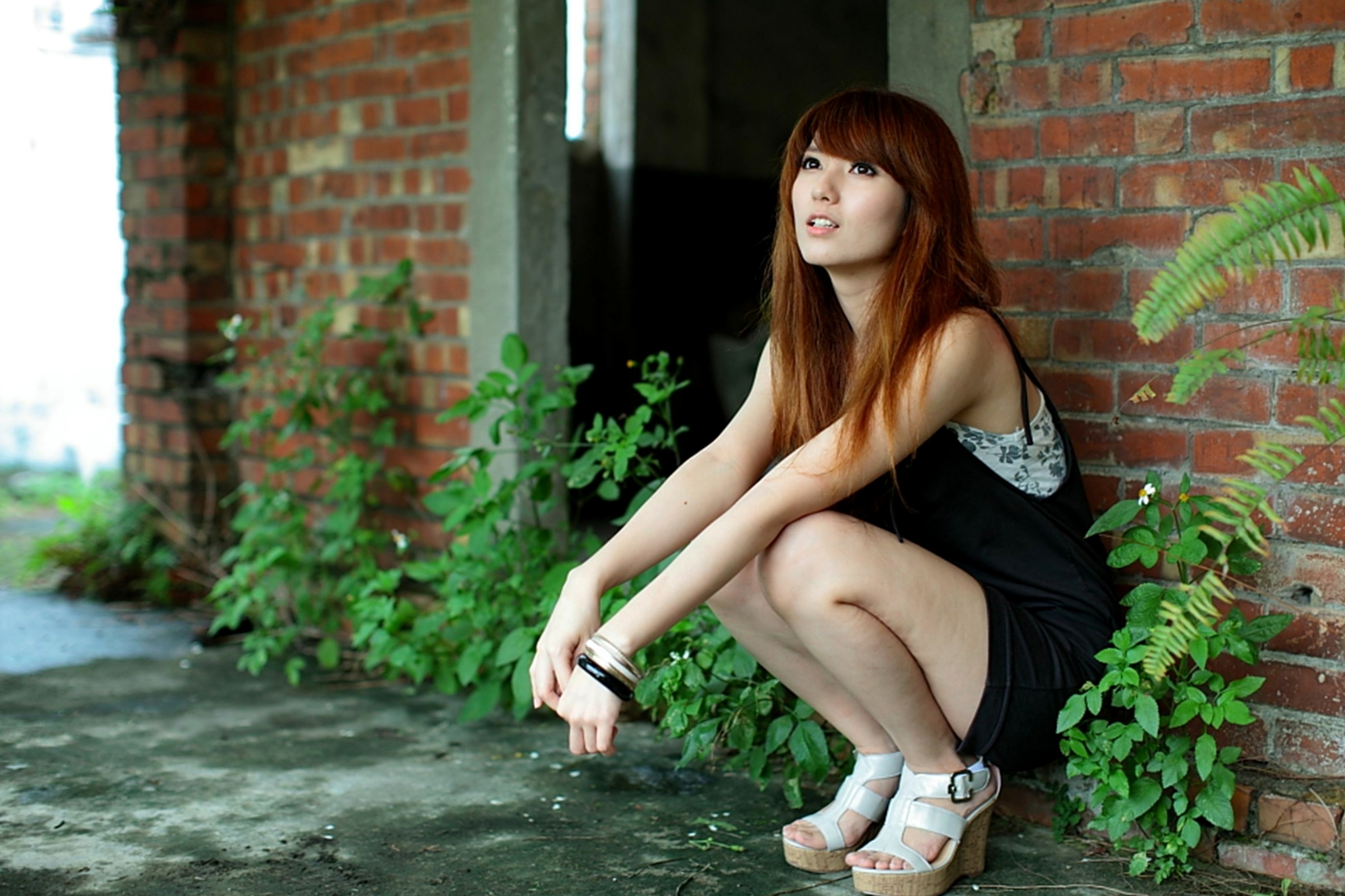 台湾美女小静《农场初夏田园风光》清新私房写真集，古旧建筑背景下的文艺气质美女，初夏田野间的治愈系视觉盛宴