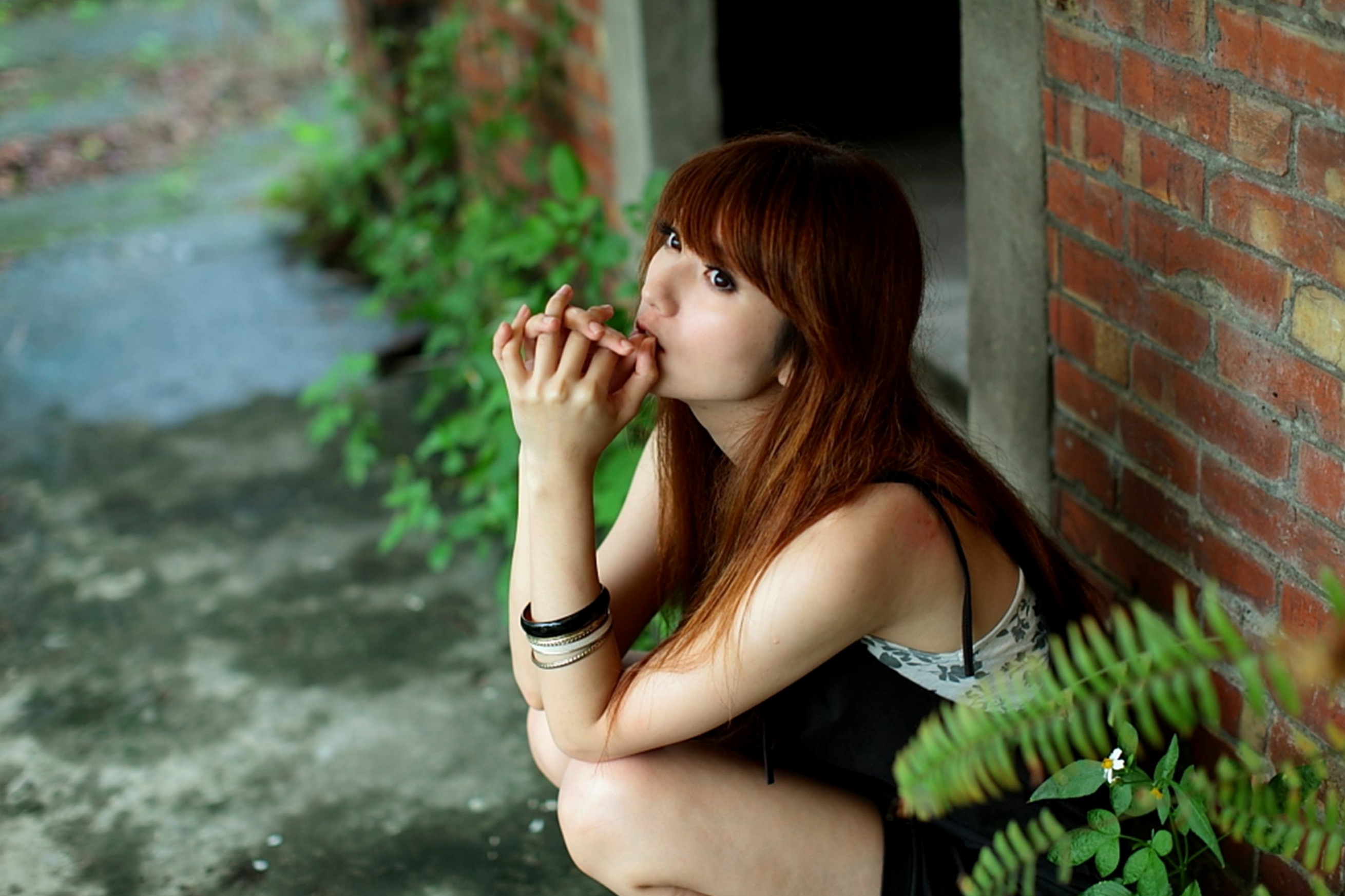 台湾美女小静《农场初夏田园风光》清新私房写真集，古旧建筑背景下的文艺气质美女，初夏田野间的治愈系视觉盛宴