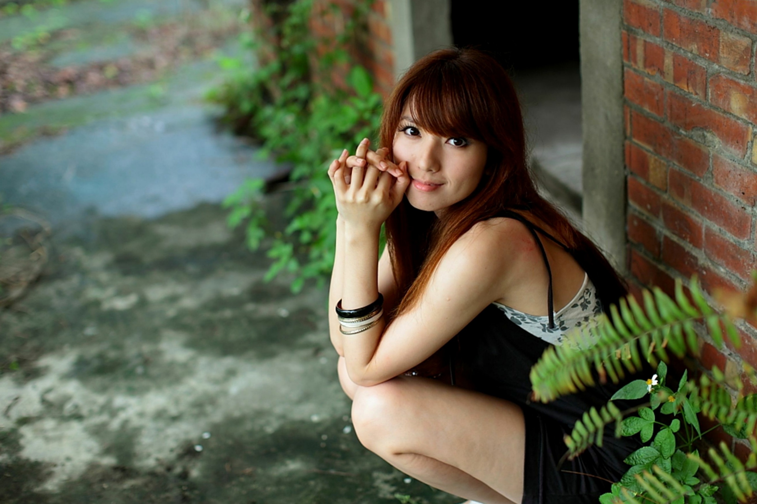 台湾美女小静《农场初夏田园风光》清新私房写真集，古旧建筑背景下的文艺气质美女，初夏田野间的治愈系视觉盛宴