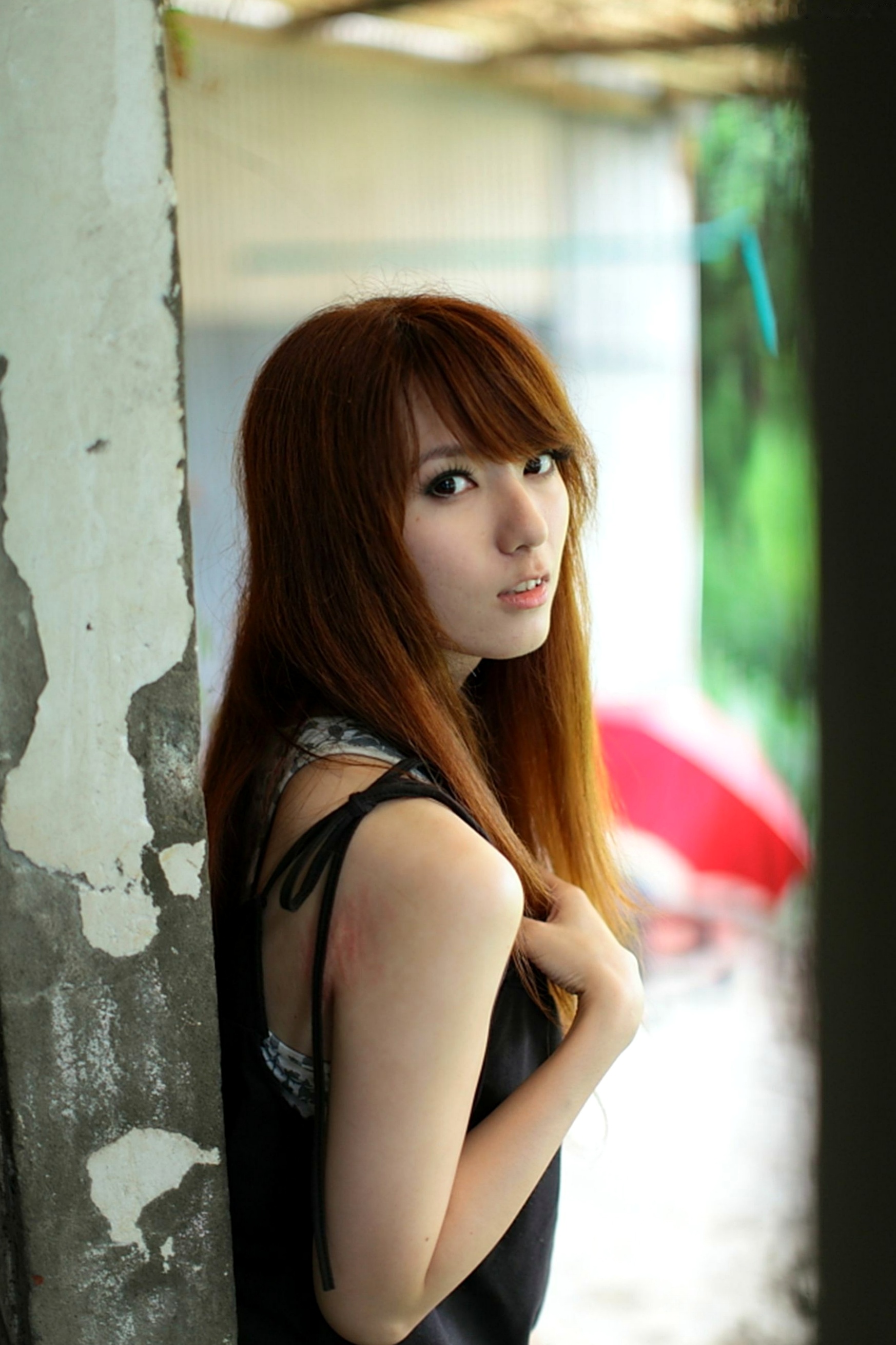 台湾美女小静《农场初夏田园风光》清新私房写真集，古旧建筑背景下的文艺气质美女，初夏田野间的治愈系视觉盛宴