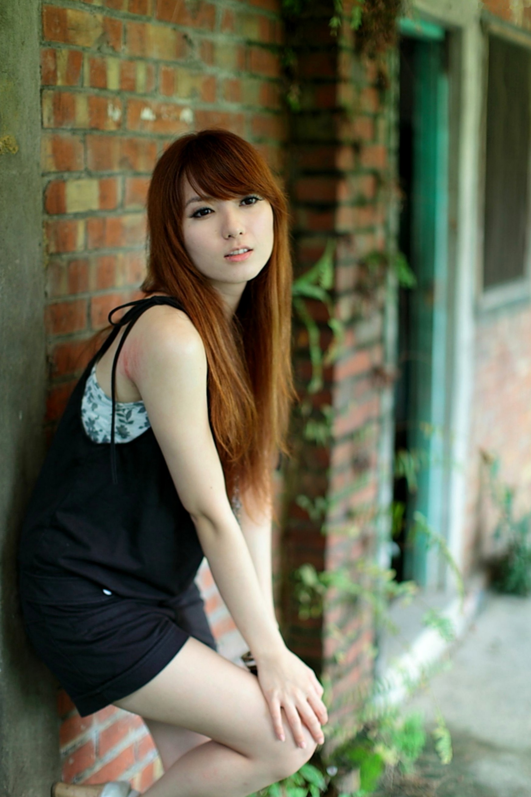 台湾美女小静《农场初夏田园风光》清新私房写真集，古旧建筑背景下的文艺气质美女，初夏田野间的治愈系视觉盛宴