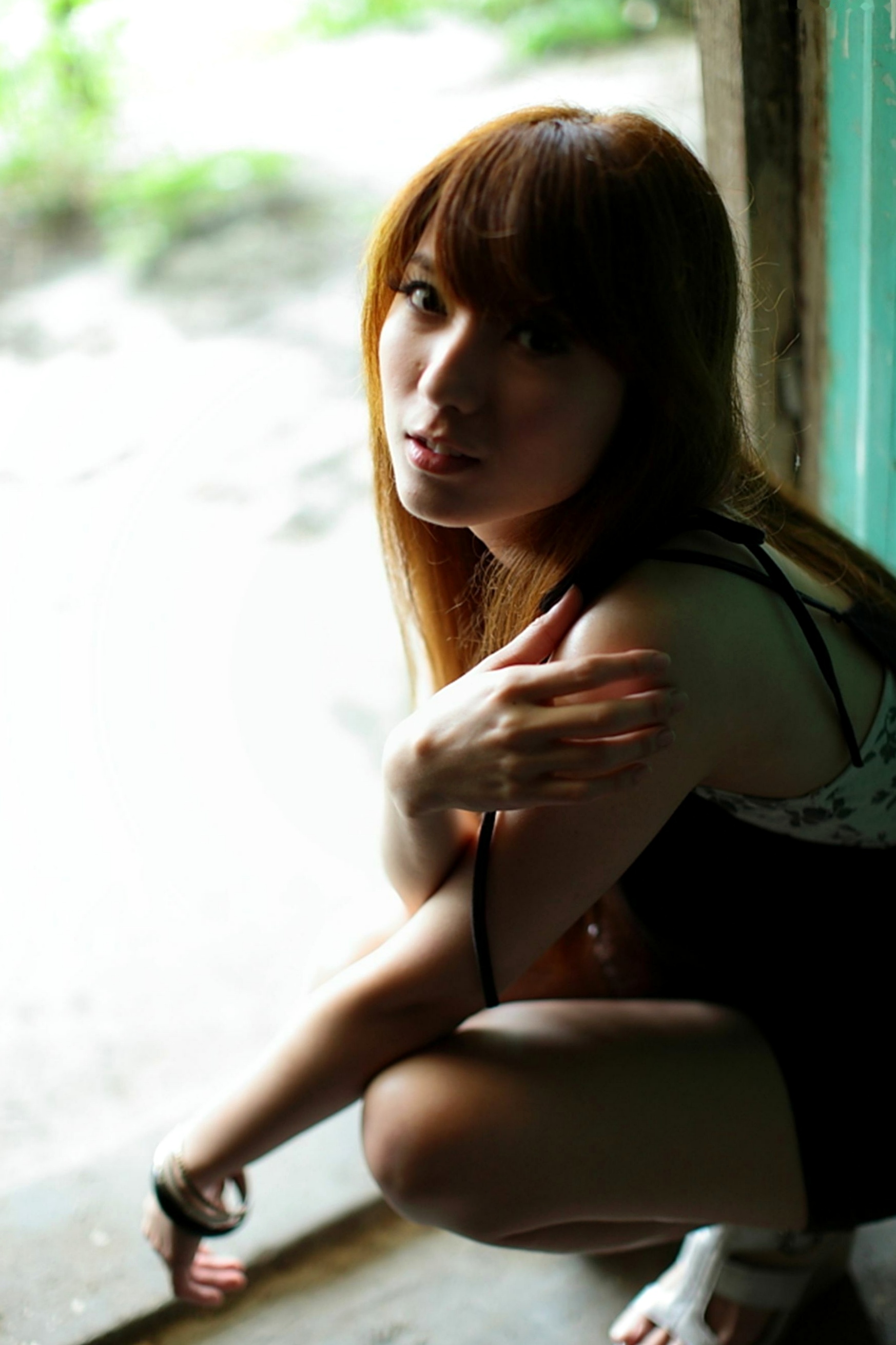台湾美女小静《农场初夏田园风光》清新私房写真集，古旧建筑背景下的文艺气质美女，初夏田野间的治愈系视觉盛宴
