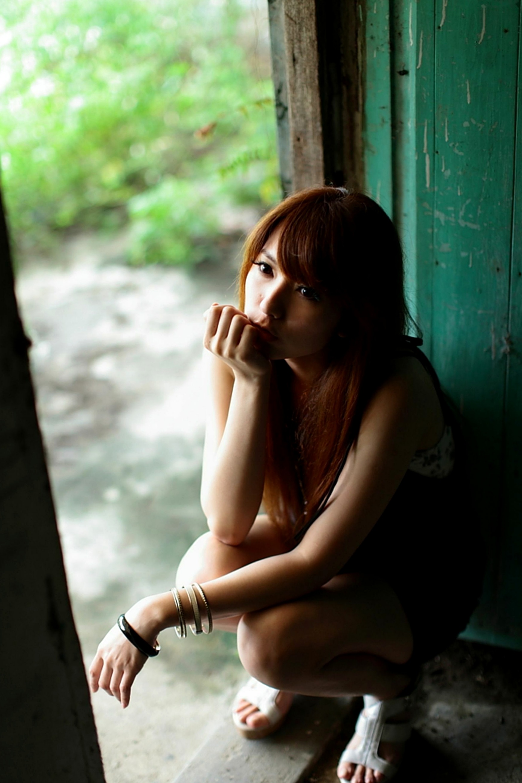 台湾美女小静《农场初夏田园风光》清新私房写真集，古旧建筑背景下的文艺气质美女，初夏田野间的治愈系视觉盛宴