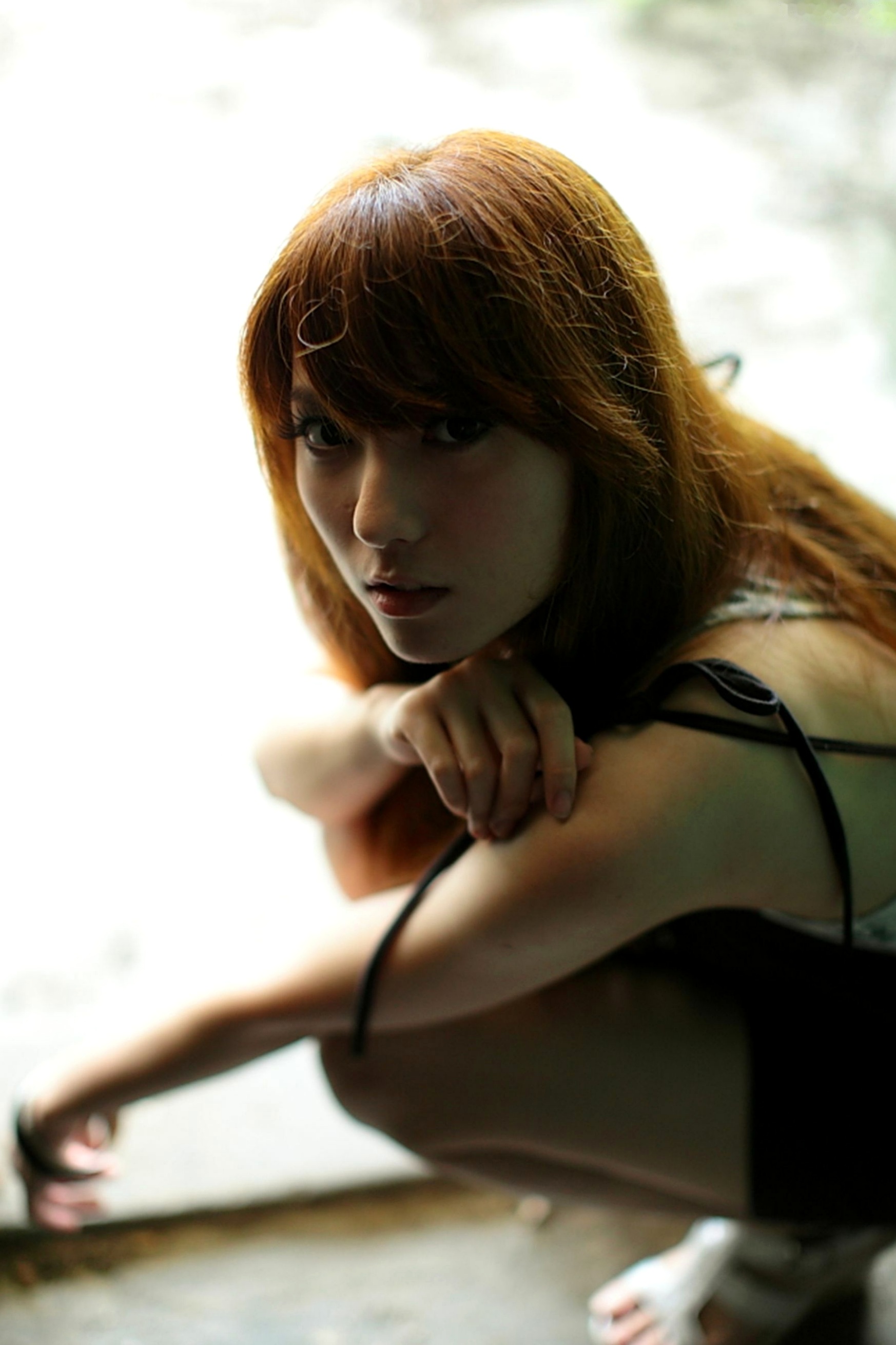 台湾美女小静《农场初夏田园风光》清新私房写真集，古旧建筑背景下的文艺气质美女，初夏田野间的治愈系视觉盛宴