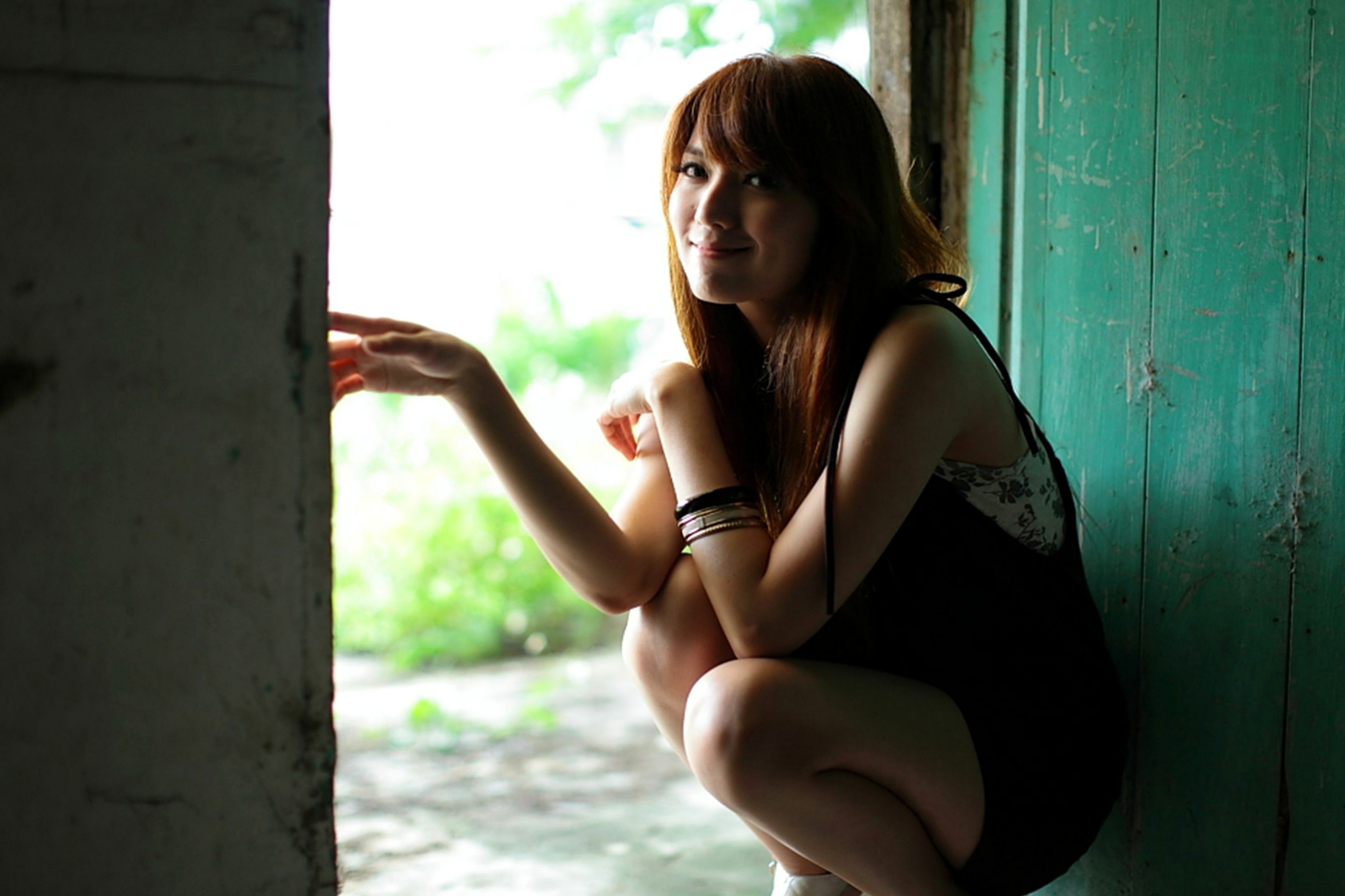 台湾美女小静《农场初夏田园风光》清新私房写真集，古旧建筑背景下的文艺气质美女，初夏田野间的治愈系视觉盛宴