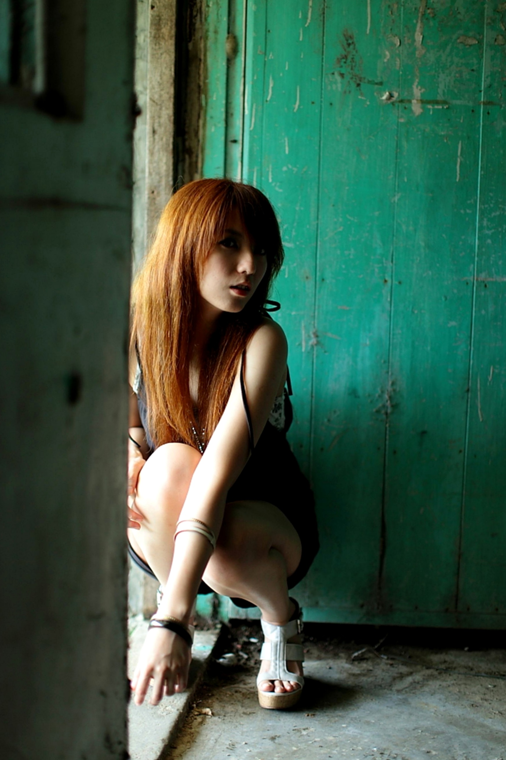 台湾美女小静《农场初夏田园风光》清新私房写真集，古旧建筑背景下的文艺气质美女，初夏田野间的治愈系视觉盛宴