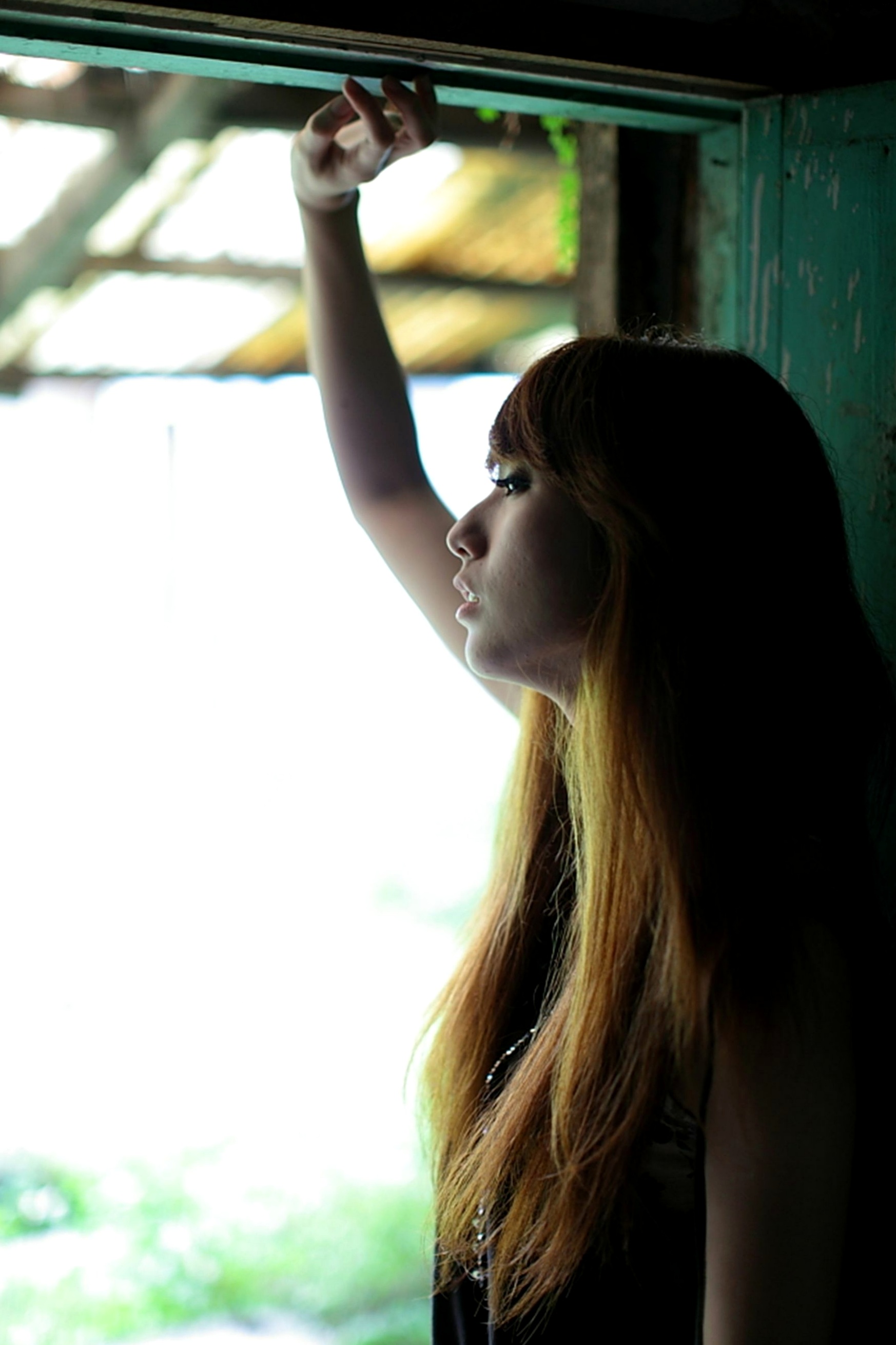 台湾美女小静《农场初夏田园风光》清新私房写真集，古旧建筑背景下的文艺气质美女，初夏田野间的治愈系视觉盛宴